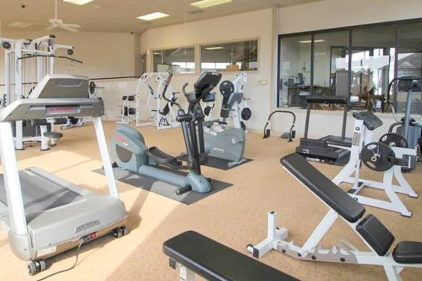 This well-equipped fitness center offers a variety of cardio machines, including treadmills and ellipticals, perfect for maintaining your workout routine during your stay.