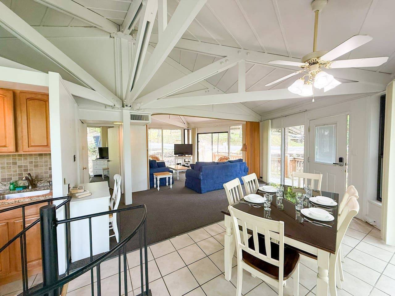 A forest view, comfy seating, and peaceful vibes—this living space makes you feel right at home in the treetops.
