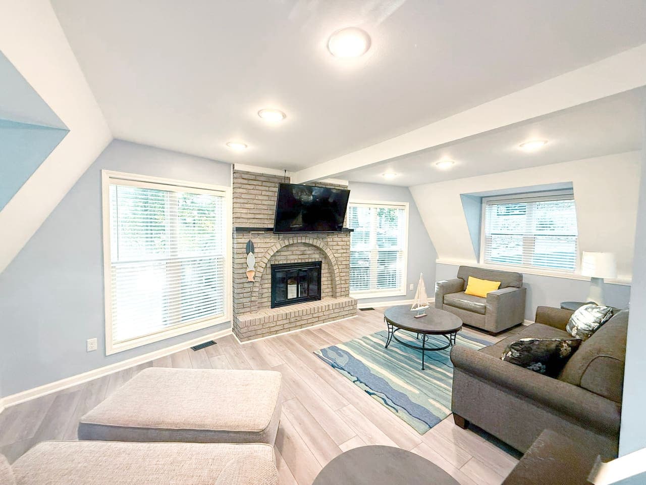 Large Living room with Additional Sofa Bed and Smart TV