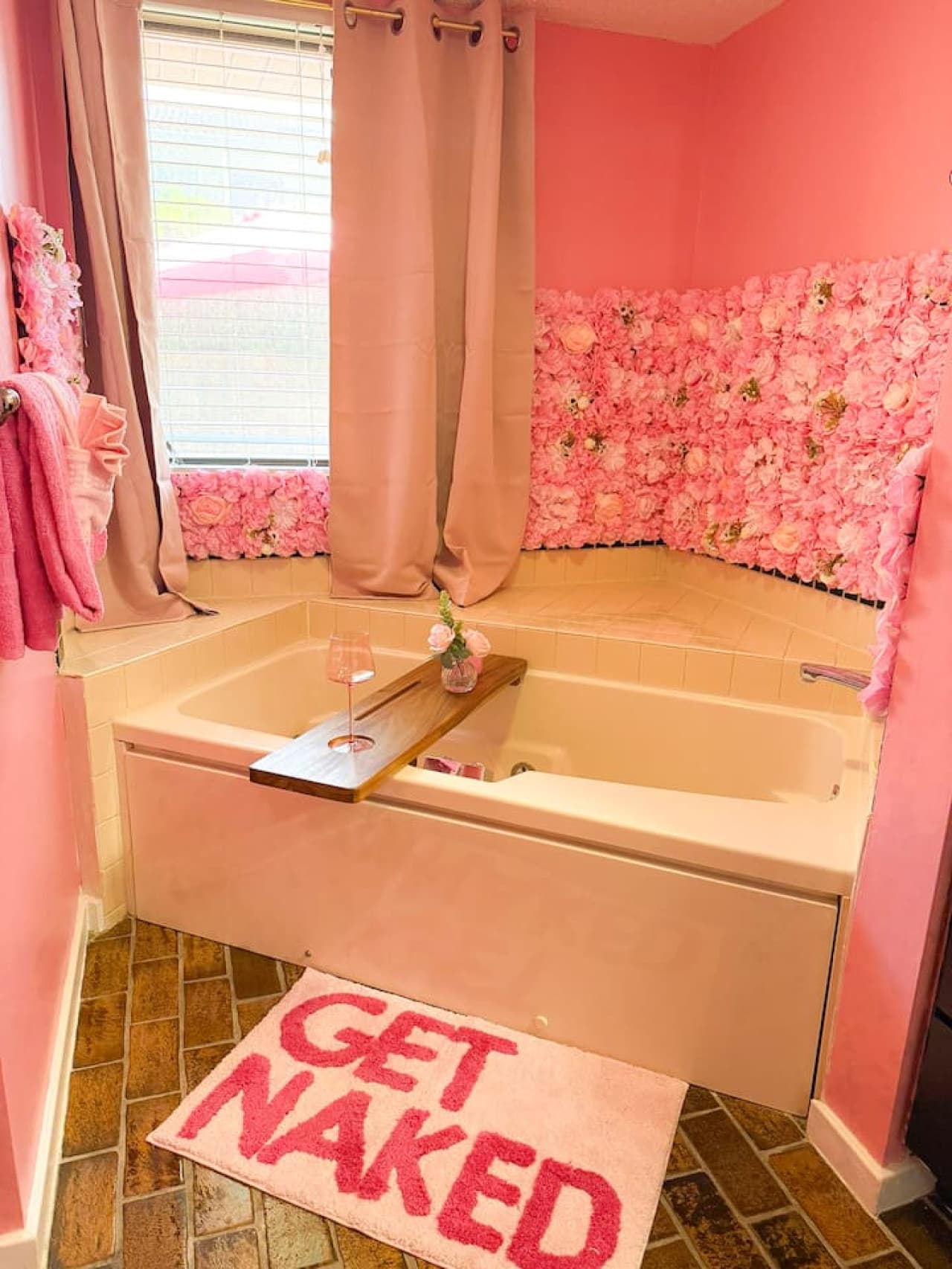 Whirlpool tub to relax and unwind.