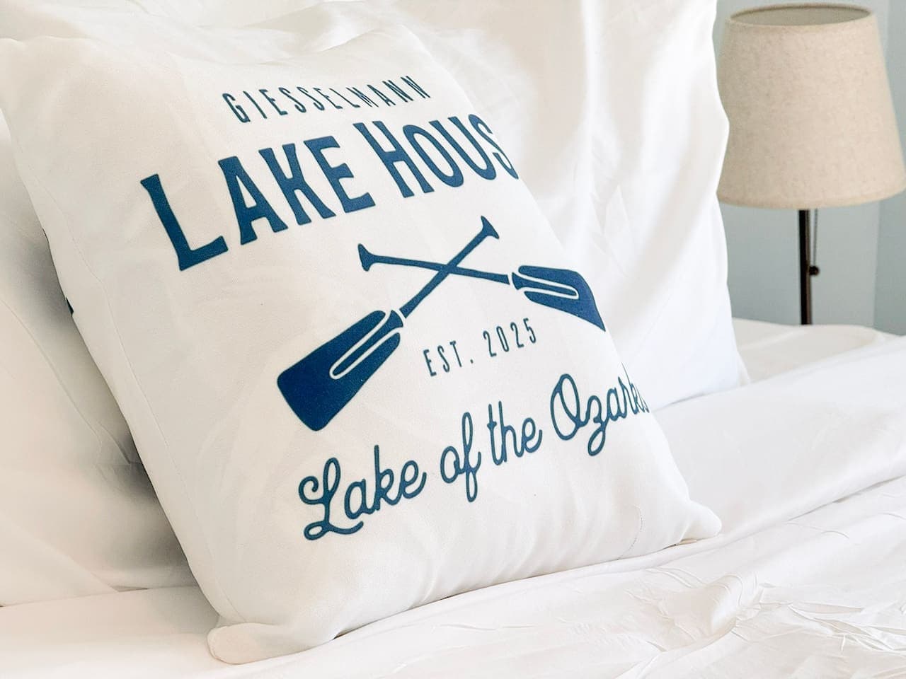 Charming lake-themed décor details