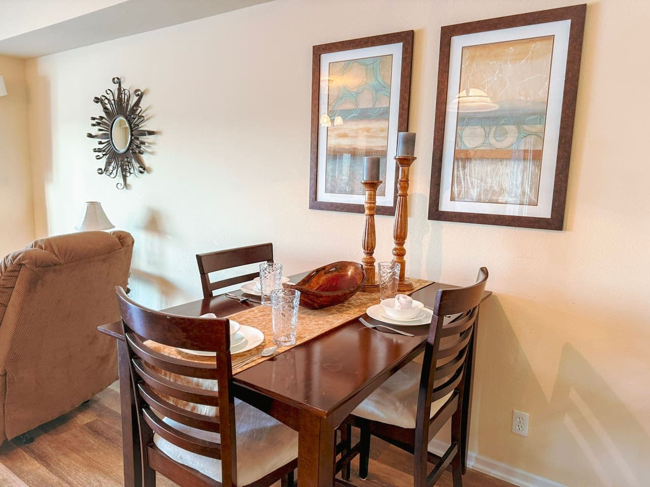 Share memorable meals at this stylish dining area, perfectly set for family dinners and special moments.
Ideal for lake vacations and group getaways, this Airbnb offers comfort, functionality, and a welcoming space to dine together.
