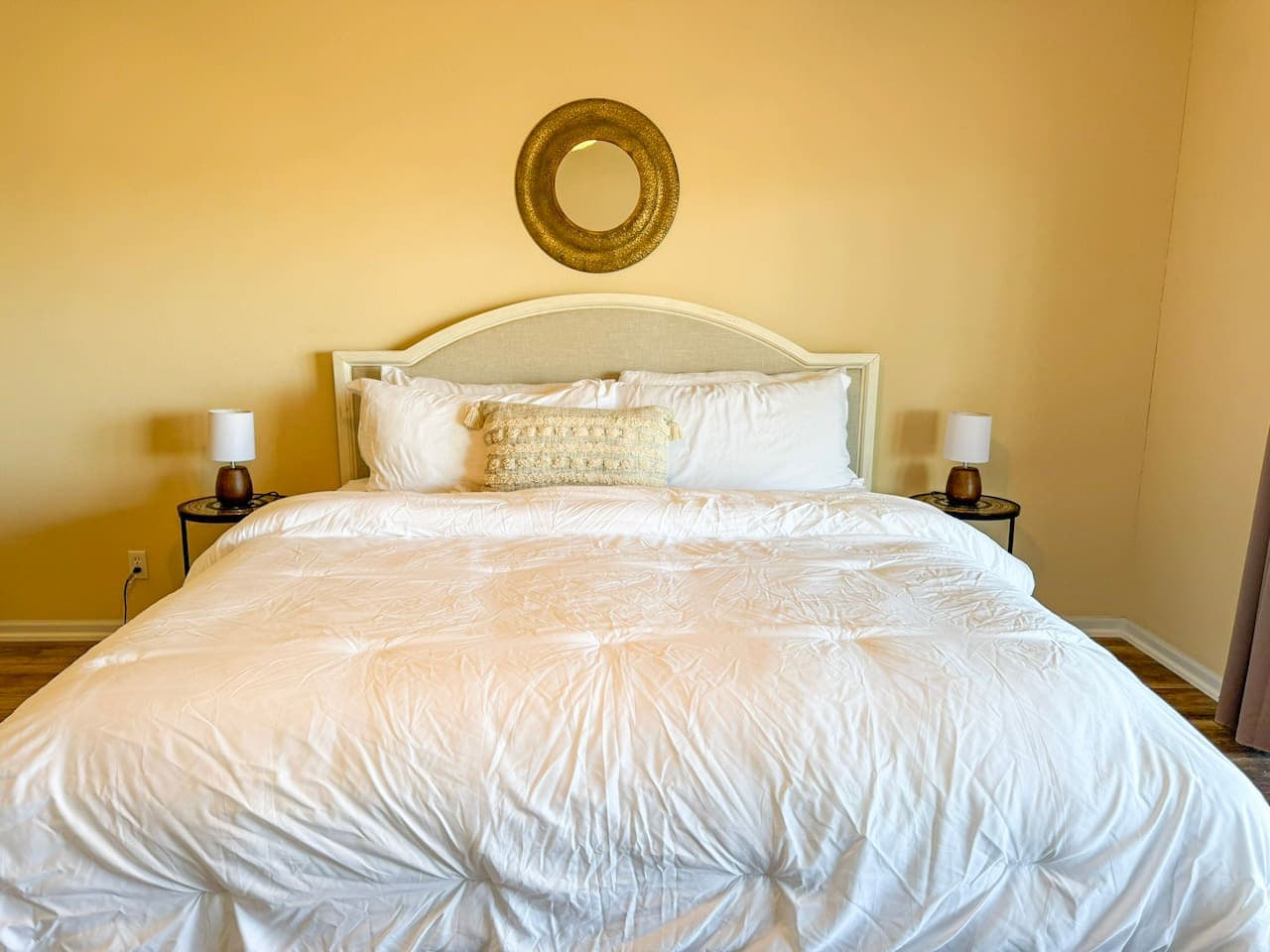 Sleep soundly in a luxurious king bed with plush linens, soft lighting, and a calm, hotel-style ambiance.
Perfect for romantic getaways or restful lake vacations, this serene bedroom promises comfort, space, and total relaxation.