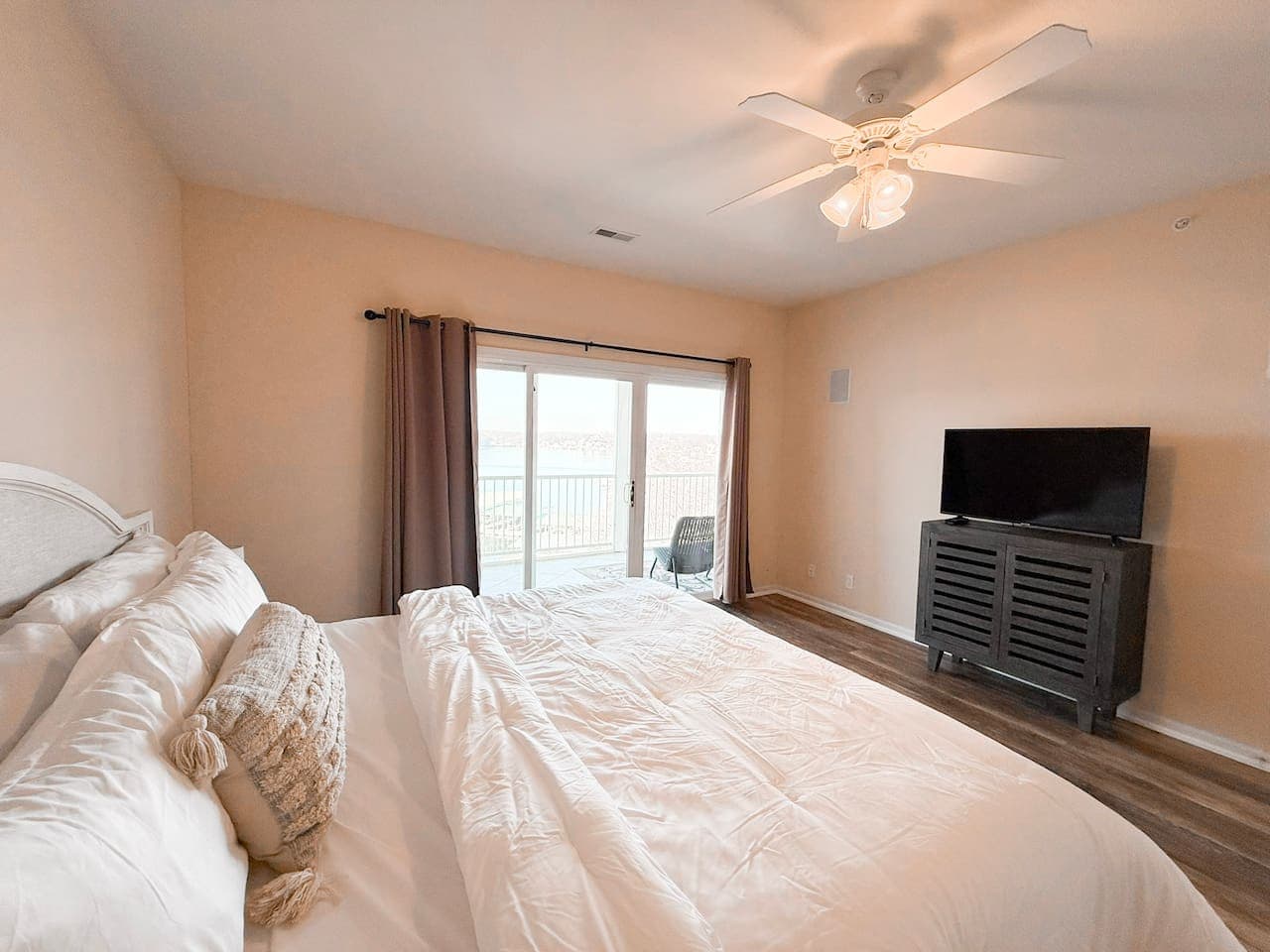 Unwind in this bright bedroom featuring a comfortable king bed and sliding doors that open to beautiful lake views and a private balcony.