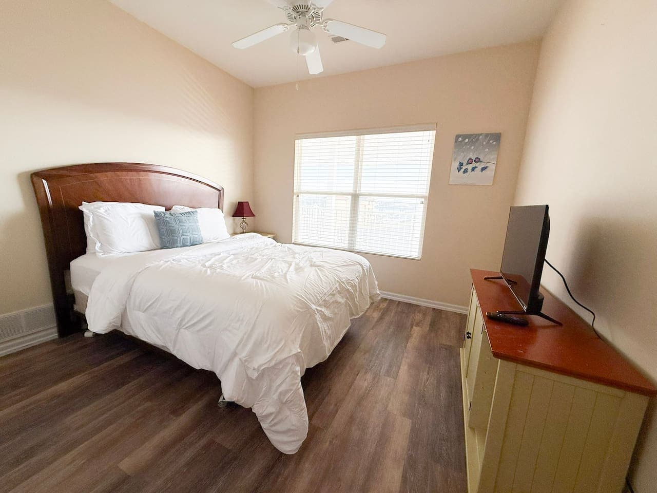 Unwind in this inviting bedroom with a plush queen bed, natural light, and a calming, cozy design.
Perfect for restful nights during your lake vacation, this comfortable Airbnb retreat helps you reset and wake refreshed.