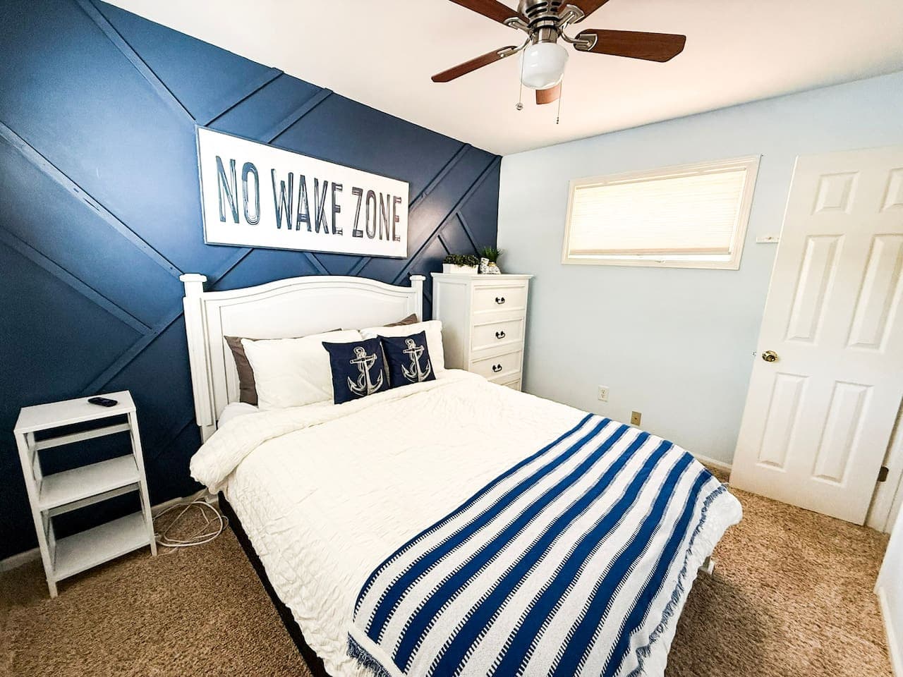 1 Queen bedroom with smart tv