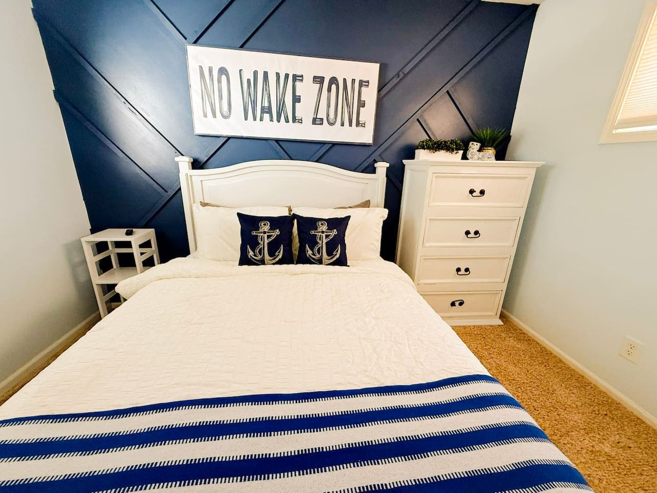 Queen bedroom with Smart TV