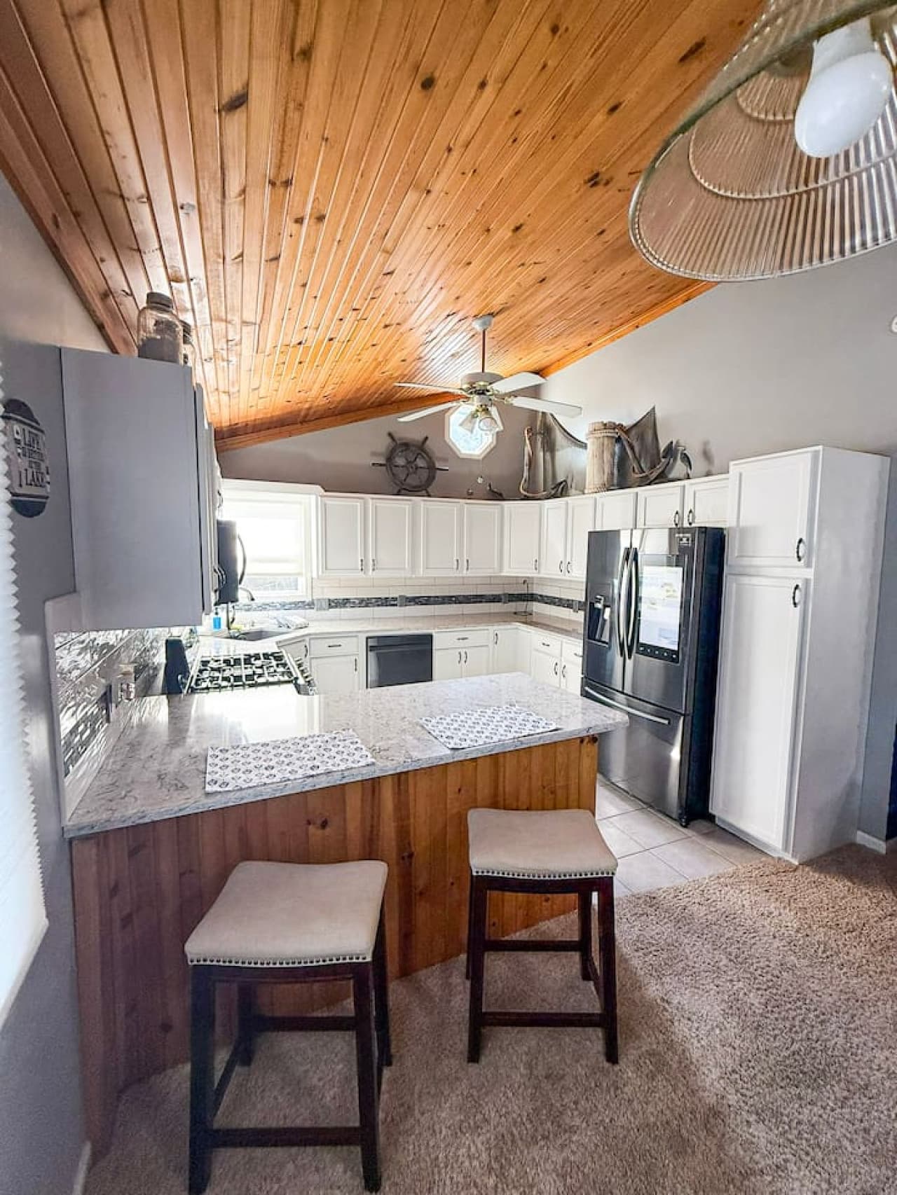 Stainless steel appliances and everything you need to prepare your meals.