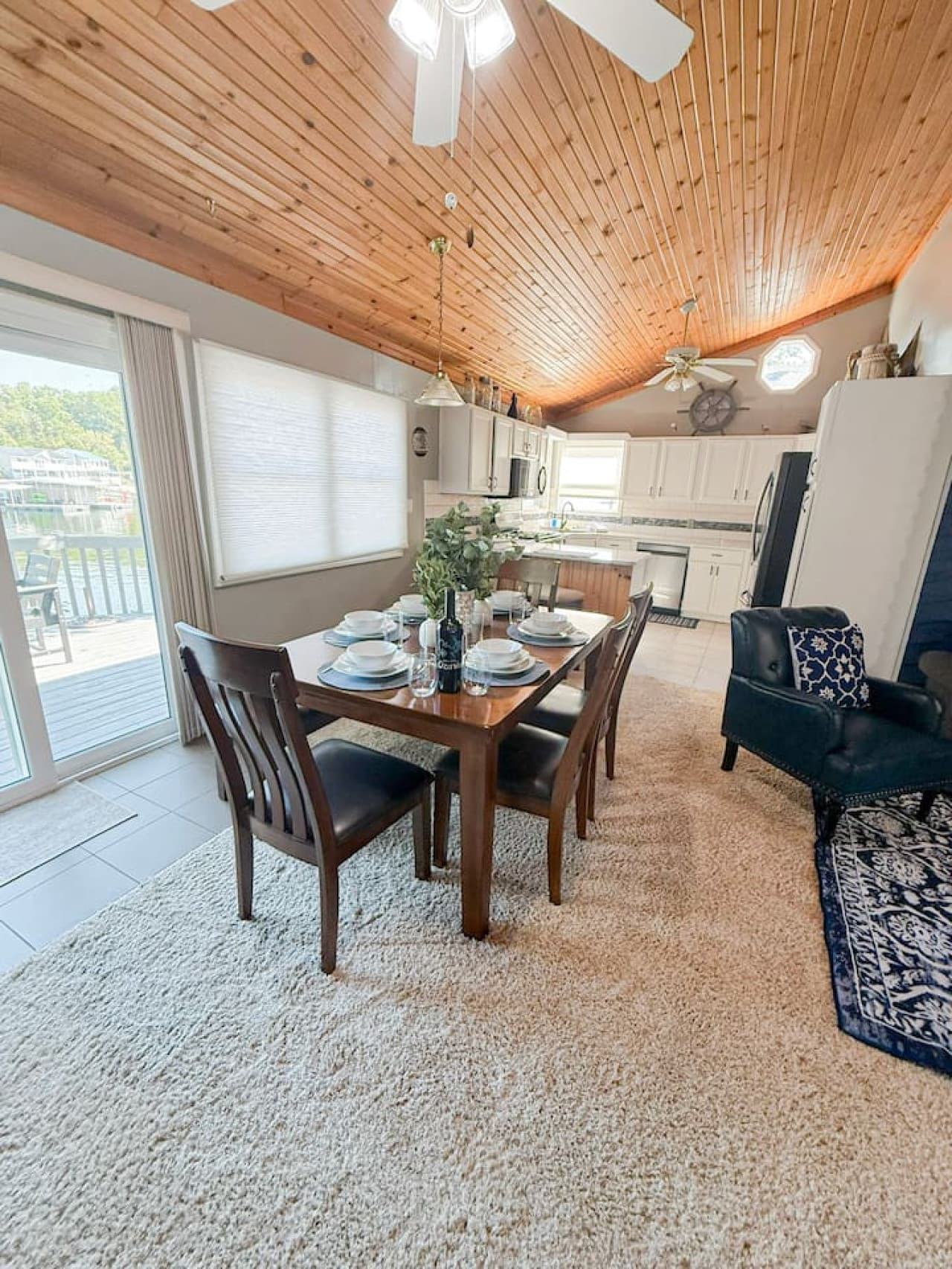 Dining Table with Seating for 6 people.