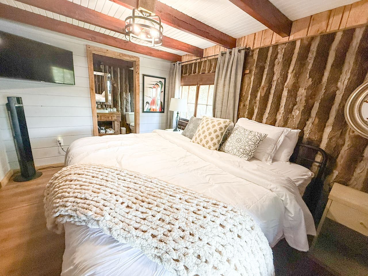Wake up refreshed to the calm of Lost Cove—lake mornings hit different at Birdies Lodge
