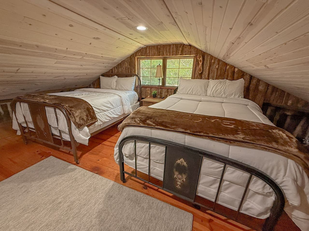 Spacious, cozy, and perfect for families or friends—everyone sleeps well at Birdies Lodge