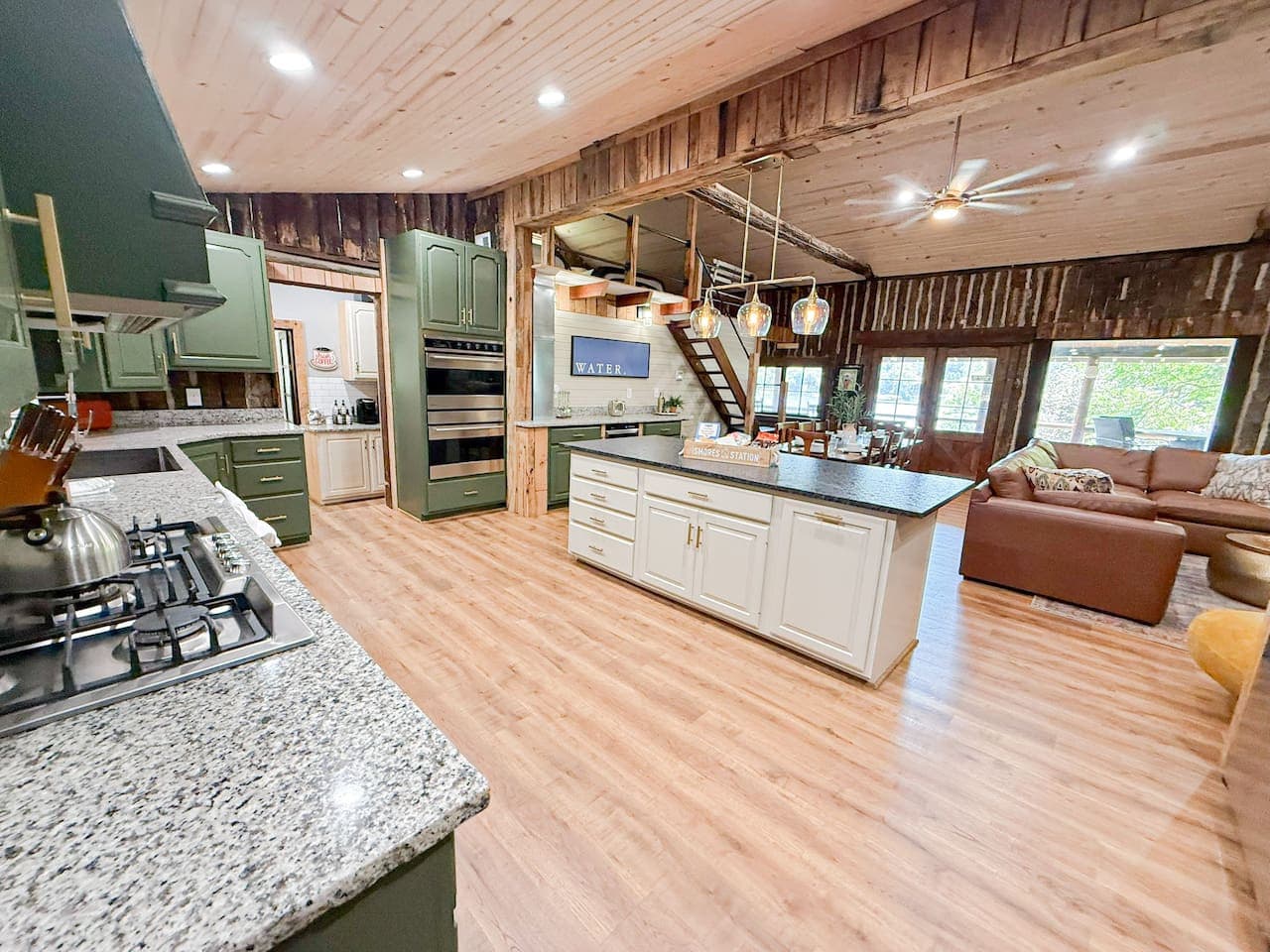 Cook, reheat, or just snack in style—this kitchen is guest-ready and fully equipped.