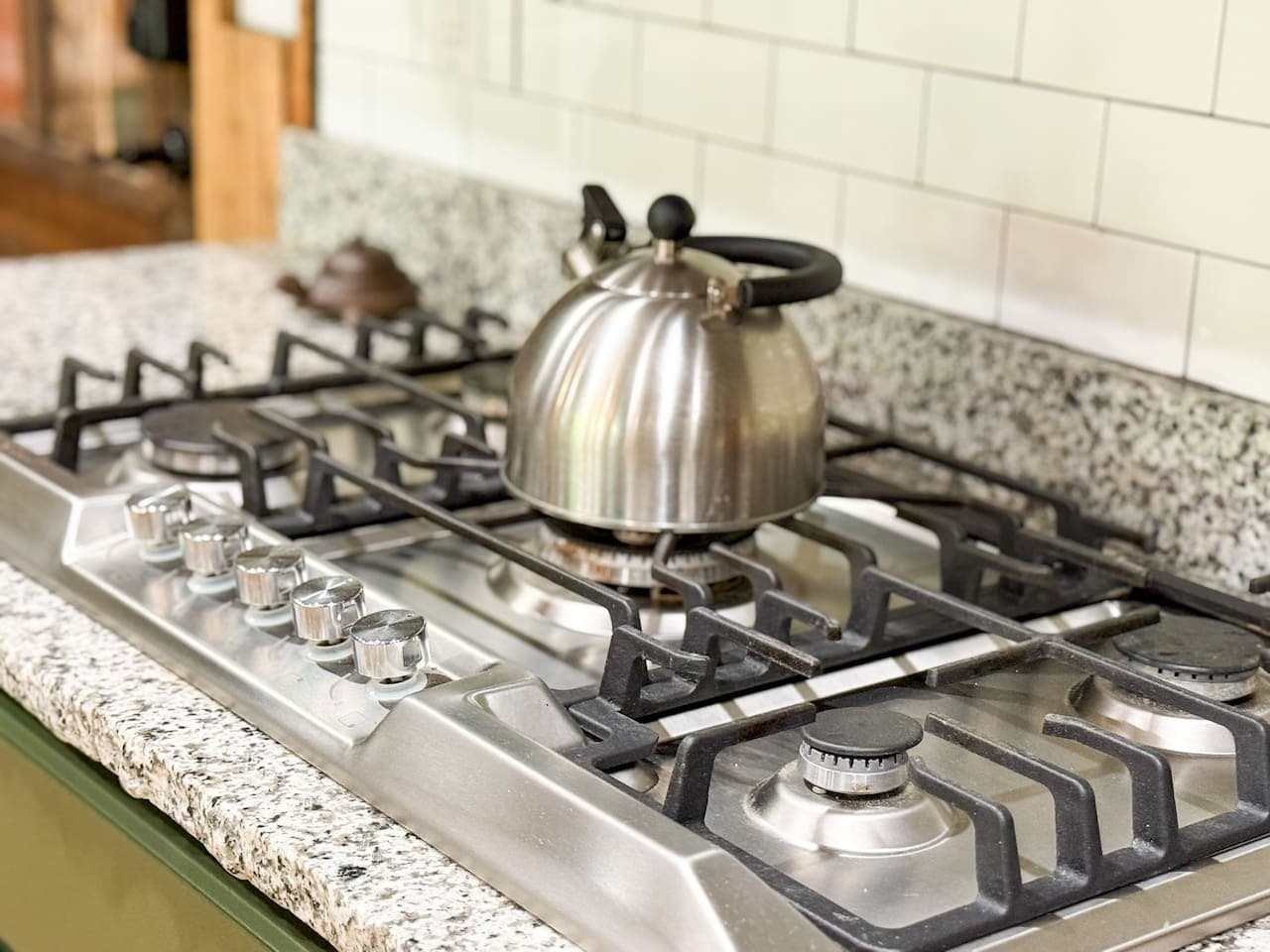 A kitchen that feels like home—with a side of lake life.