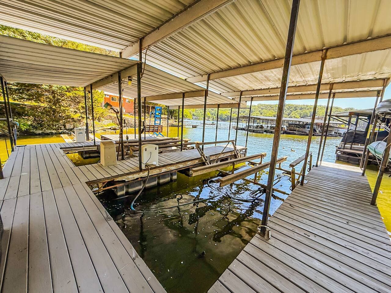 Dockside days, lake breeze nights—your perfect waterfront escape awaits.