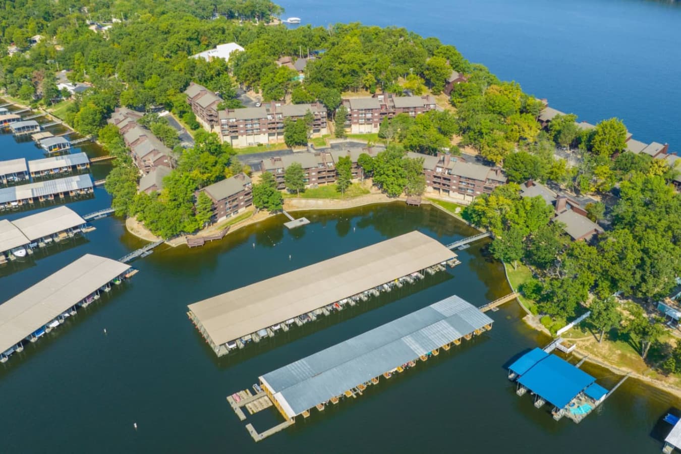 Your worries melt away in this stunning lakeside setting. Explore The Knolls Resort, where our luxury condo provides the perfect base for your waterfront vacation.