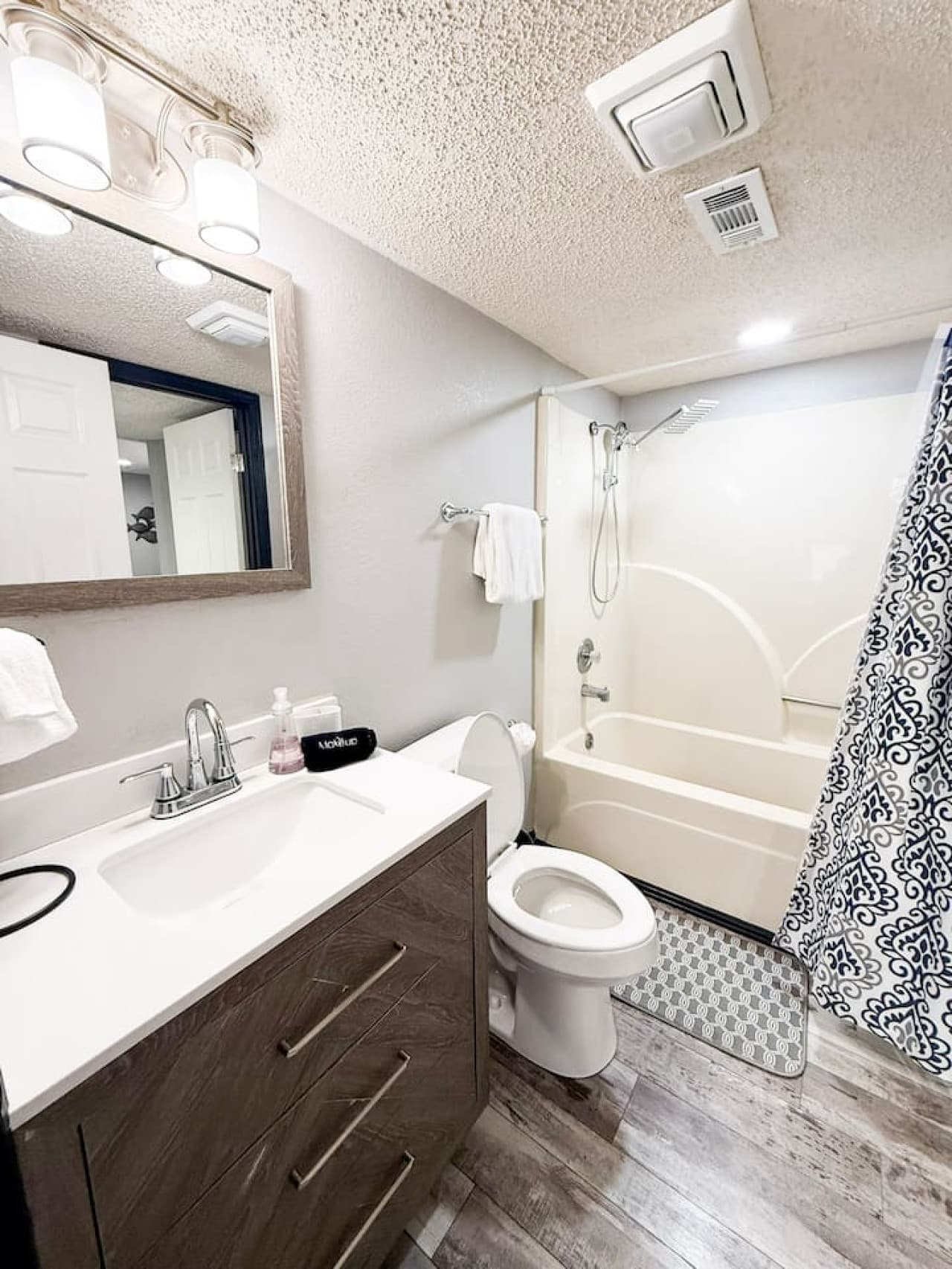 Bright and clean bathroom with shower and modern finishes.