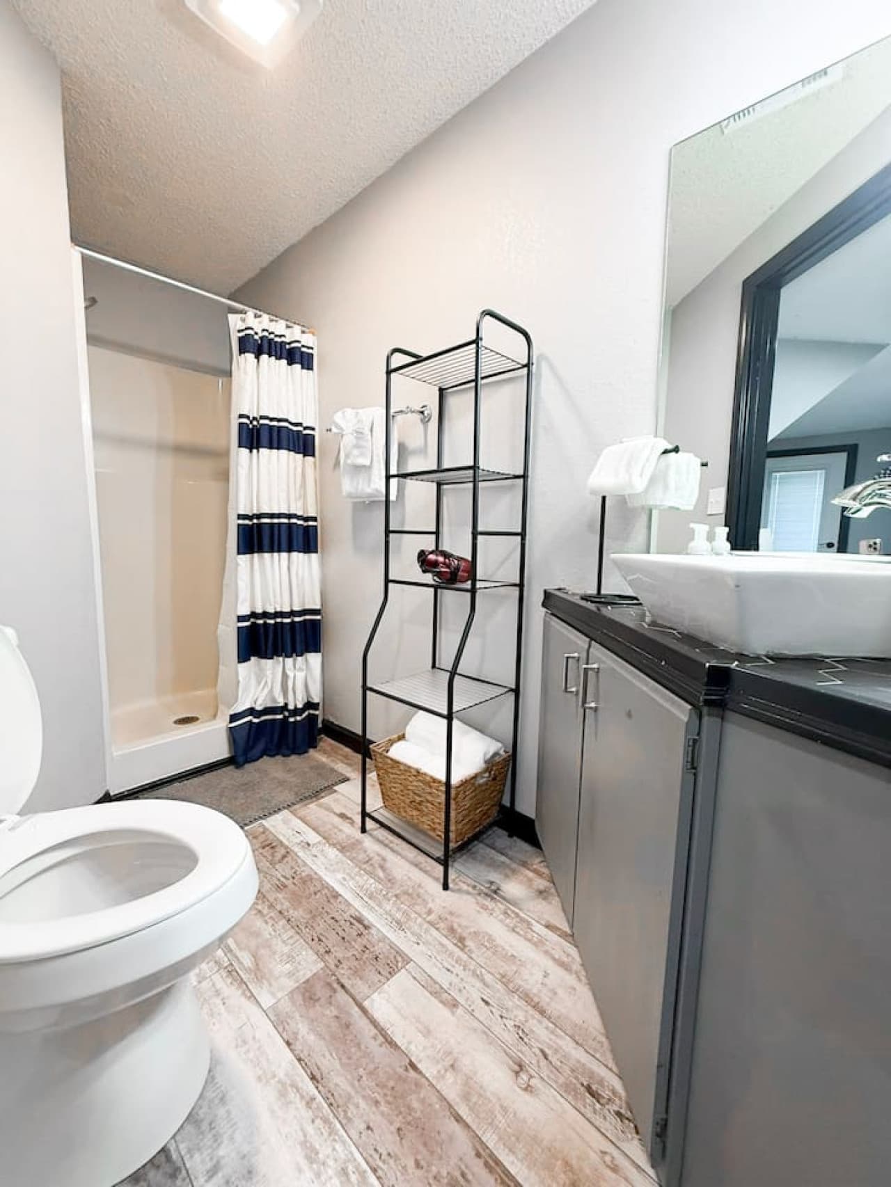 Bright and tidy bathroom with fresh linens.