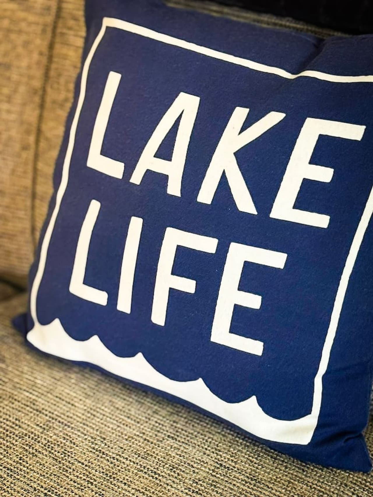 Lake-inspired décor adds a cozy, relaxing touch.