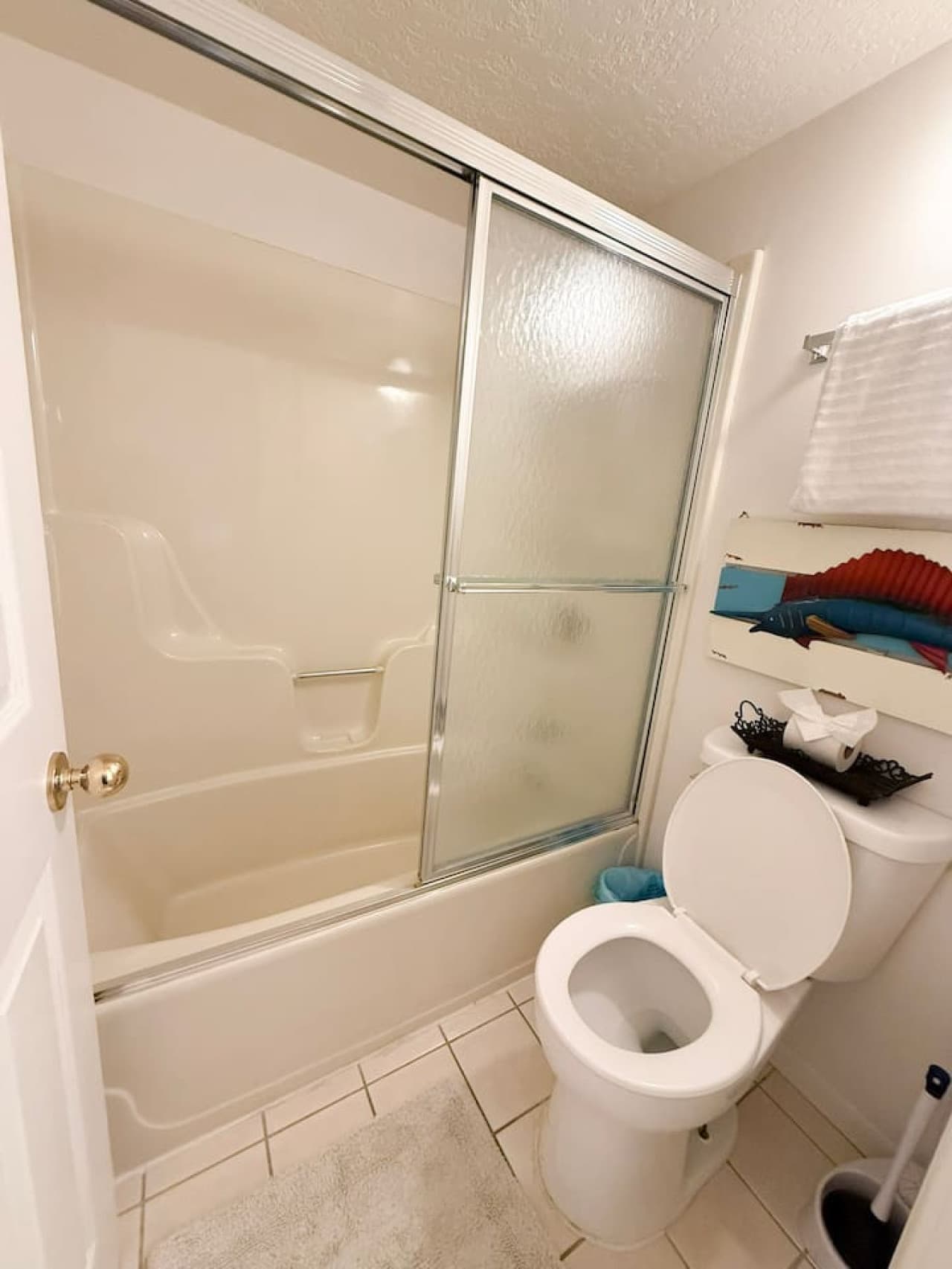 Enjoy a spotless, well-lit bathroom with a spacious tub/shower and essentials ready for your stay. Ideal for travelers looking for comfort, cleanliness, and great amenities.