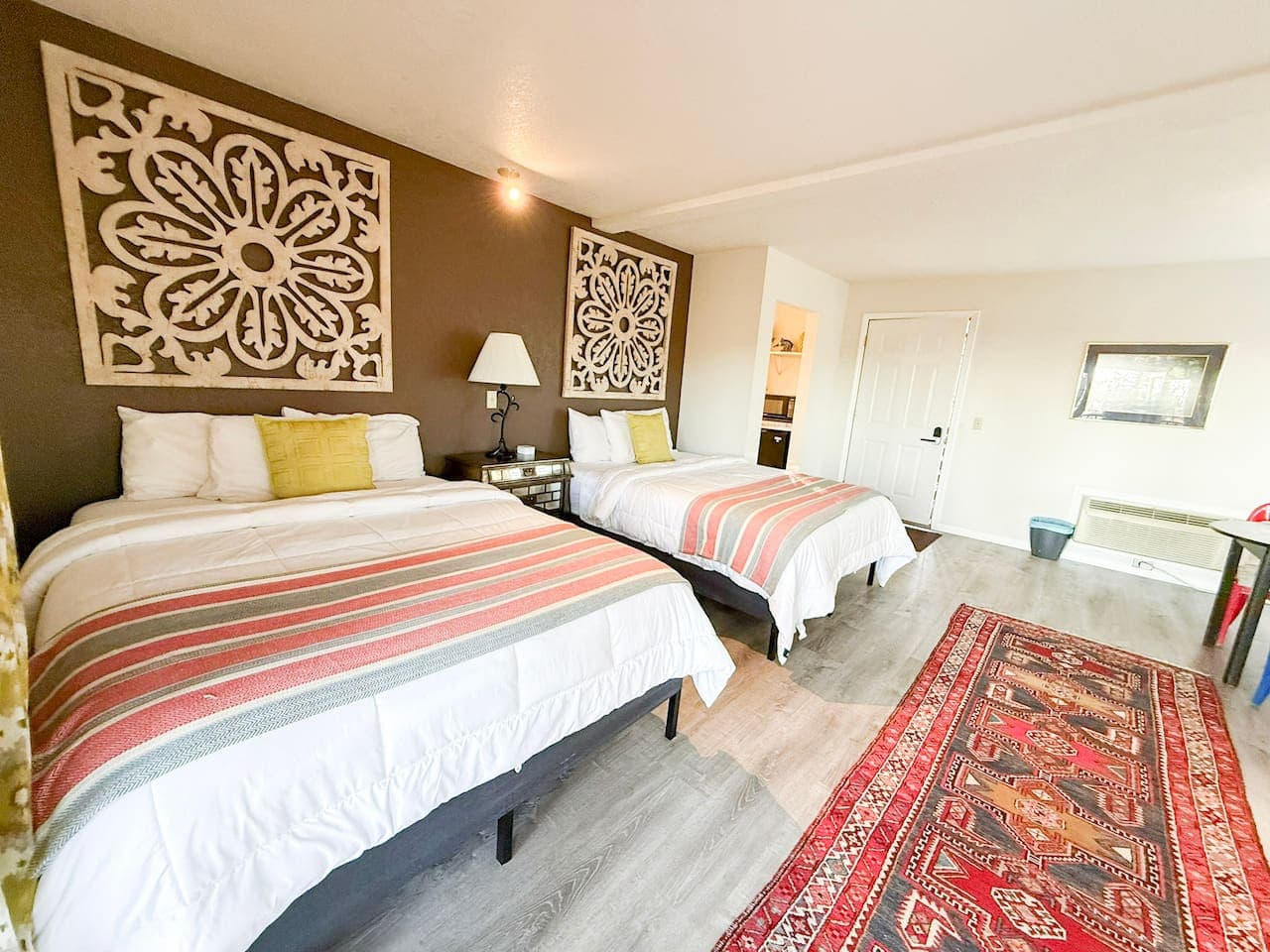 Unwind in a spacious bedroom designed for comfort, featuring soft linens and peaceful vibes.
An inviting Airbnb ideal for lake vacations, family stays, and extended getaways.