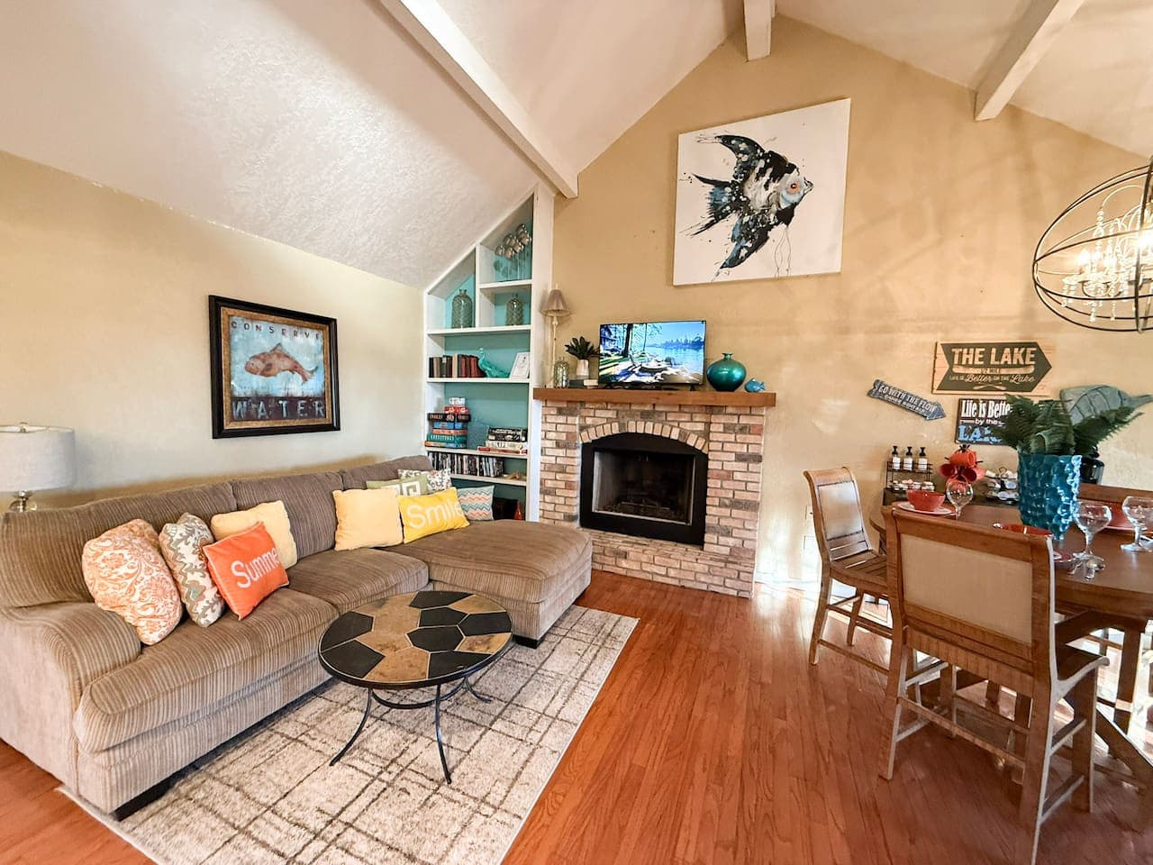 Gather in a warm, open-concept living space with cozy seating and a charming fireplace.
A perfect family-friendly Airbnb near the lake, dining, and top local attractions.