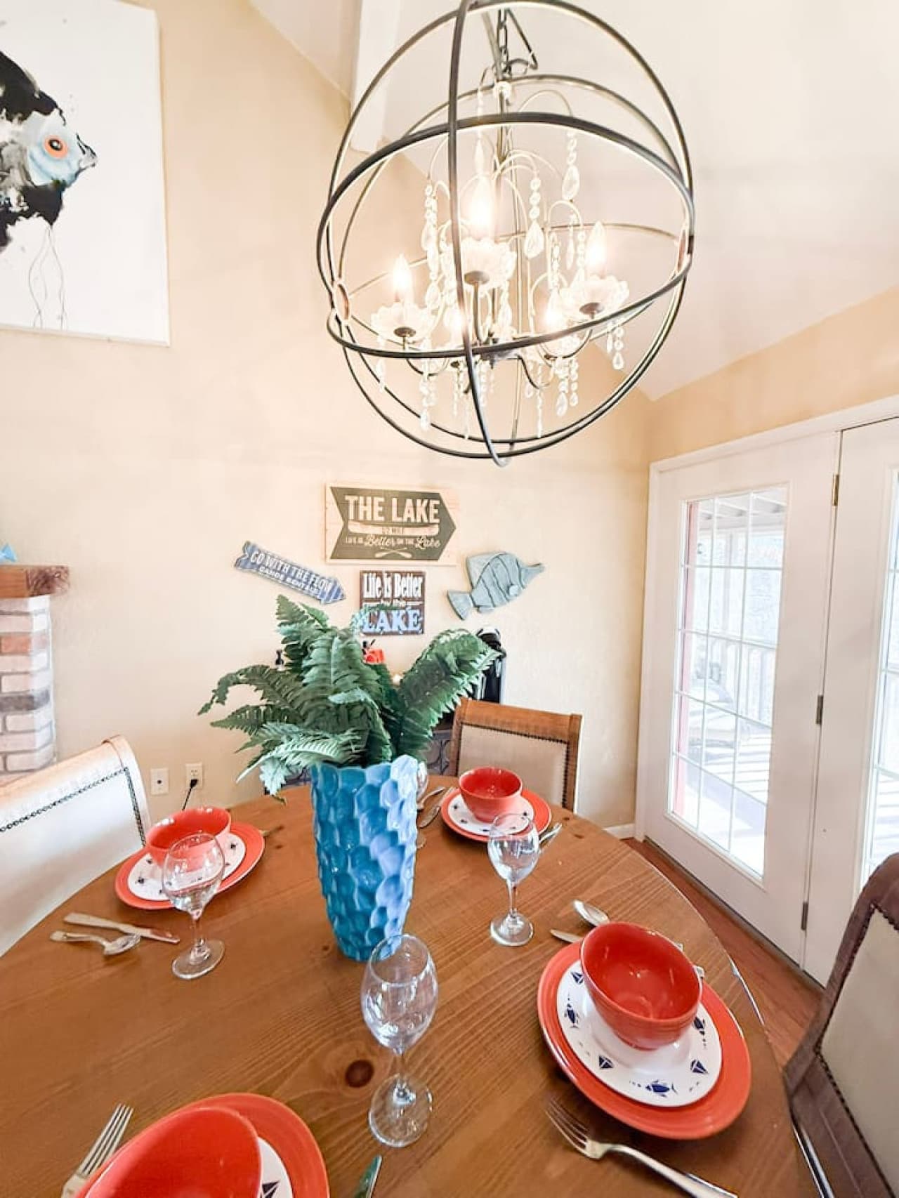 Start mornings and end evenings in a warm, inviting dining space with lake vibes.
An ideal Airbnb stay for families and friends seeking comfort and convenience.