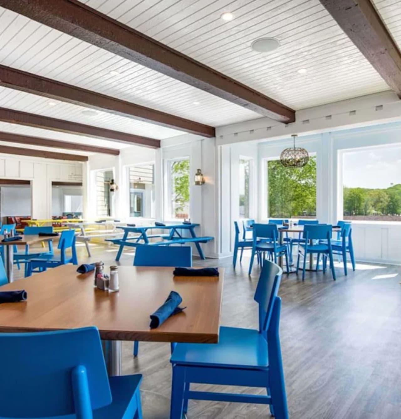 Dine just minutes from top Lake of the Ozarks restaurants, cafés, and waterfront favorites.
This perfectly located Airbnb is ideal for food lovers, families, and easy access to local attractions.