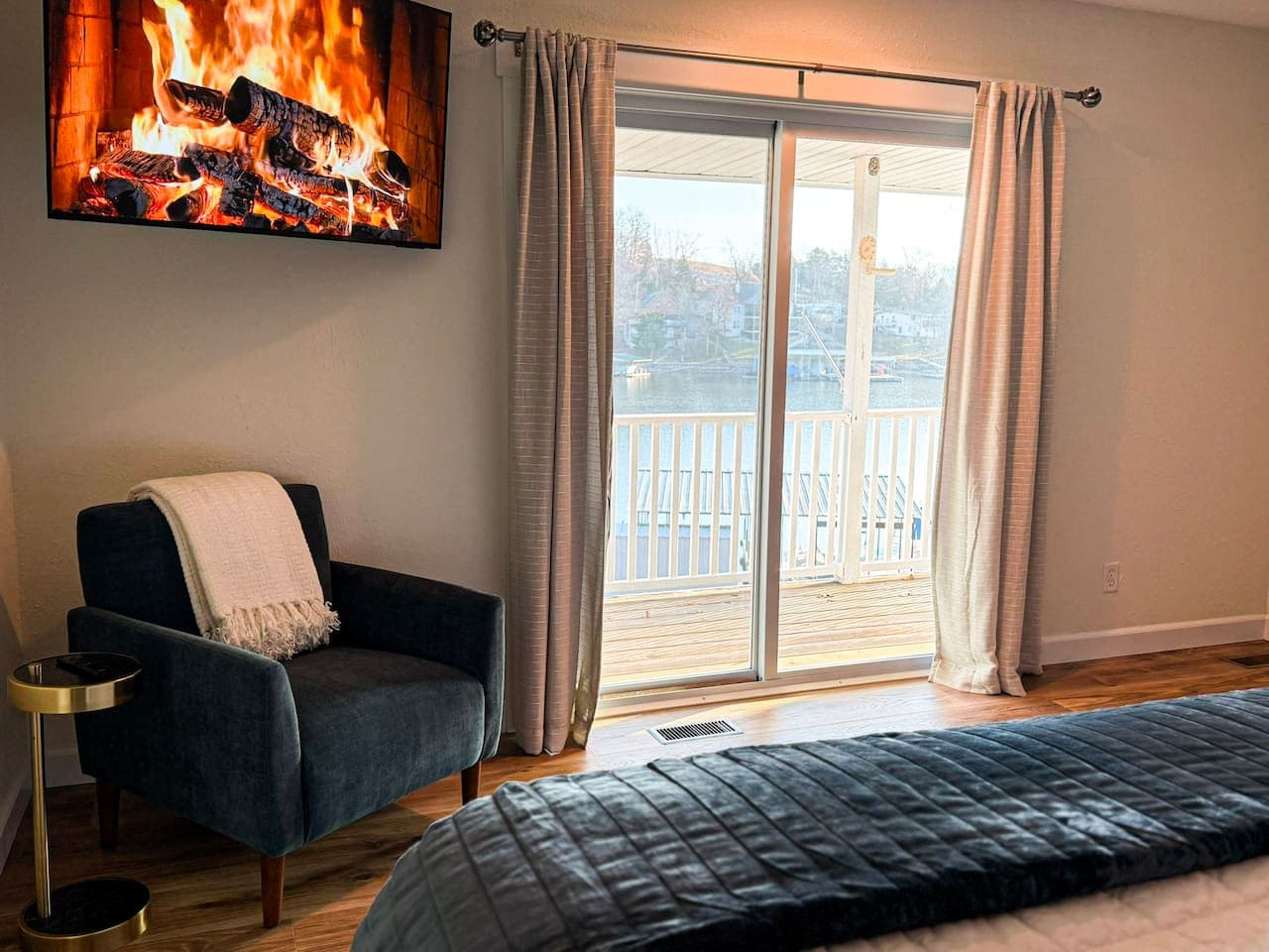 Wake up to stunning lake views from your bedroom with direct deck access, blending comfort and scenery.
Perfect for romantic escapes and lakefront vacations, this cozy Airbnb offers relaxing views, natural light, and peaceful mornings by the water.