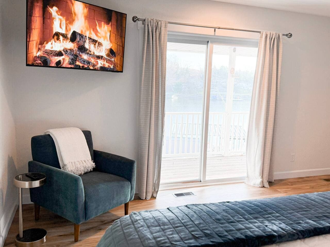 Wake up and relax in a bright lake-view bedroom with direct deck access, perfect for fresh air and morning coffee.
Ideal for romantic lake getaways and peaceful retreats, this cozy Airbnb blends comfort, views, and tranquility.