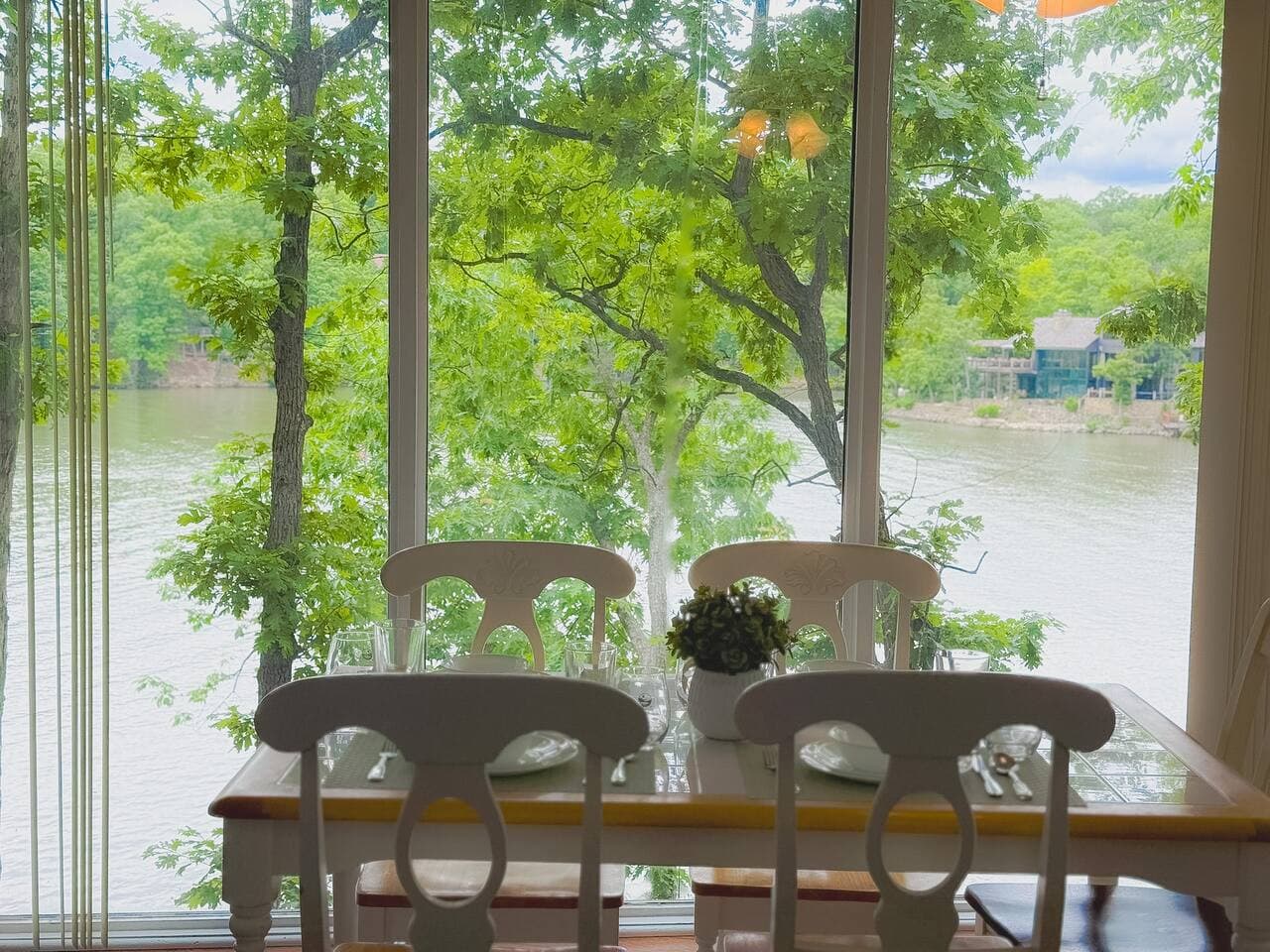 Enjoy your meals with a view! The dining area provides stunning, unobstructed vistas of the lake, making every meal a memorable experience.