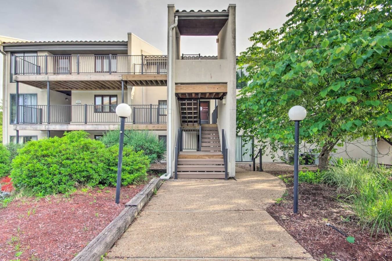 Whether it’s a romantic getaway or a family adventure, Lazy Waves is your stylish home base at Lake of the Ozarks.