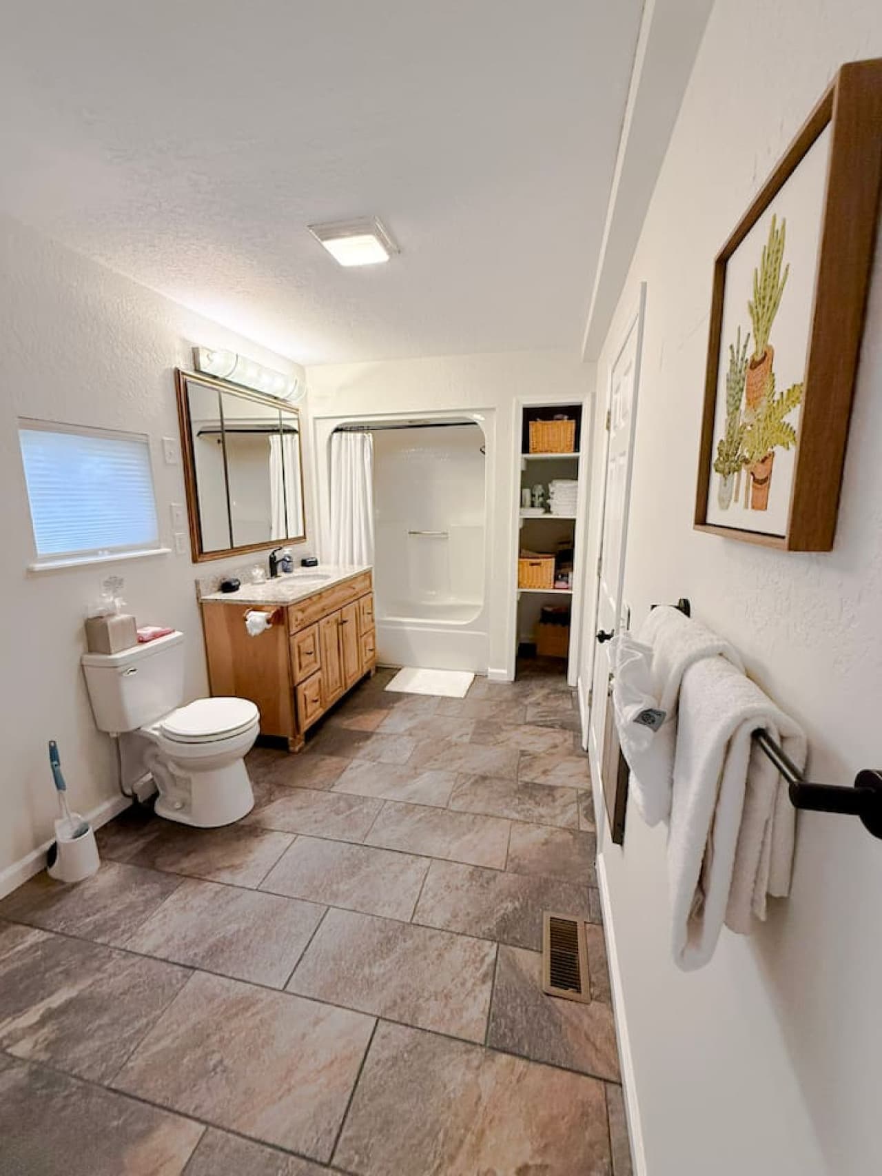 Clean, roomy bath with essentials provided.