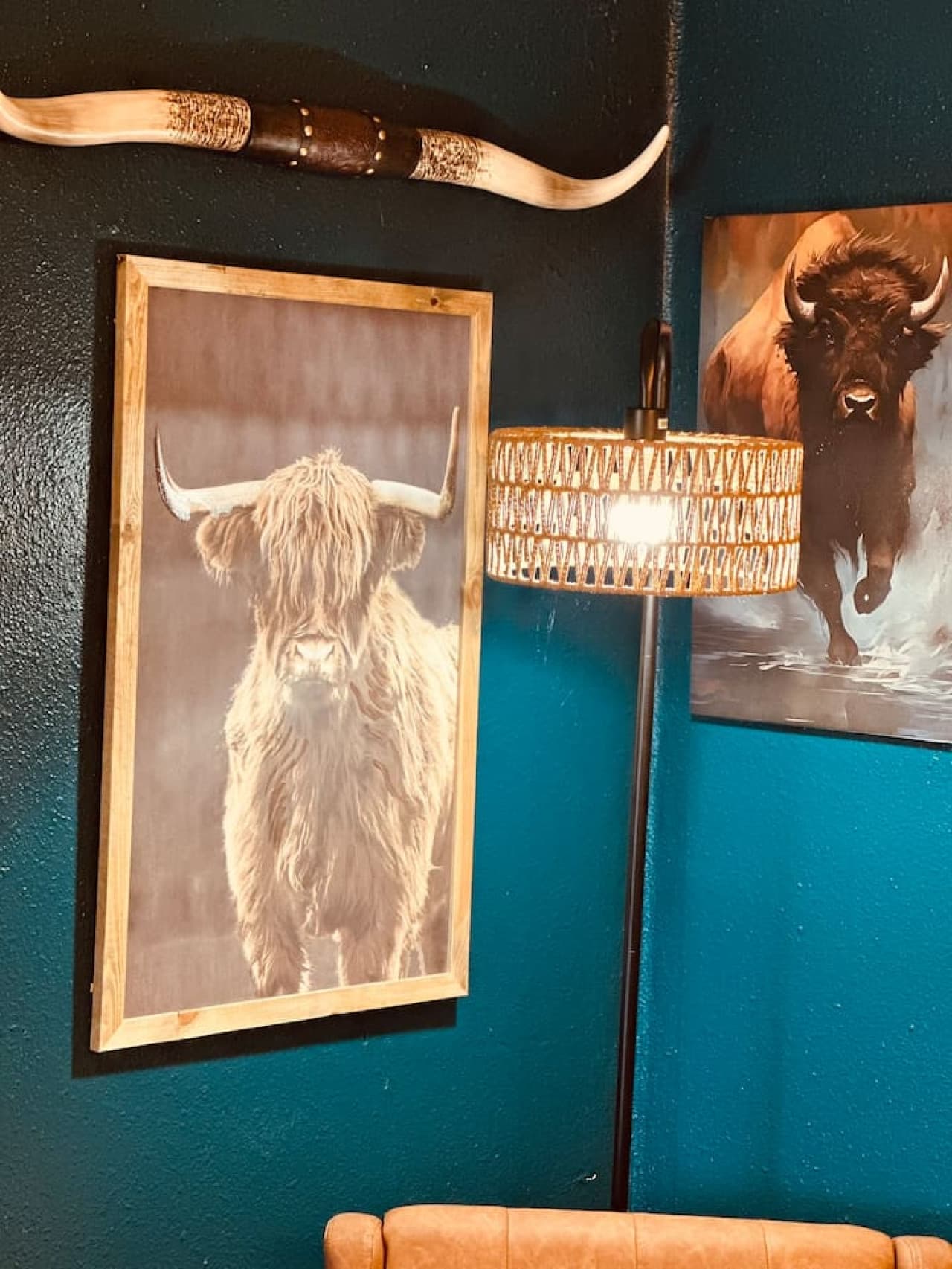 Longhorns and highland cattle art complete the rugged yet stylish western wall.