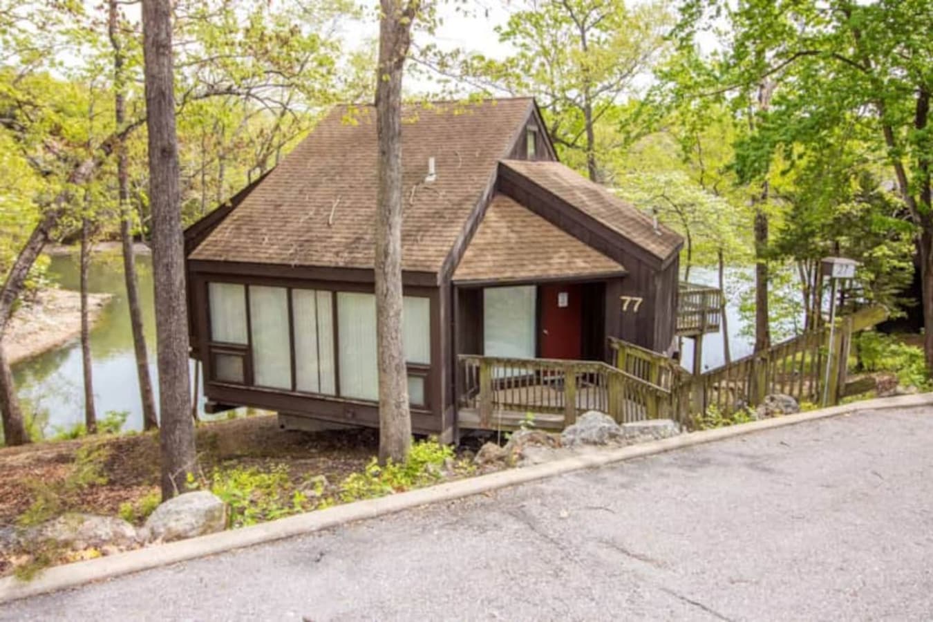 "Welcome to your unique Treeloft Villa! Nestled among the trees with glimpses of the lake, offering a peaceful escape in the Four Seasons area."
