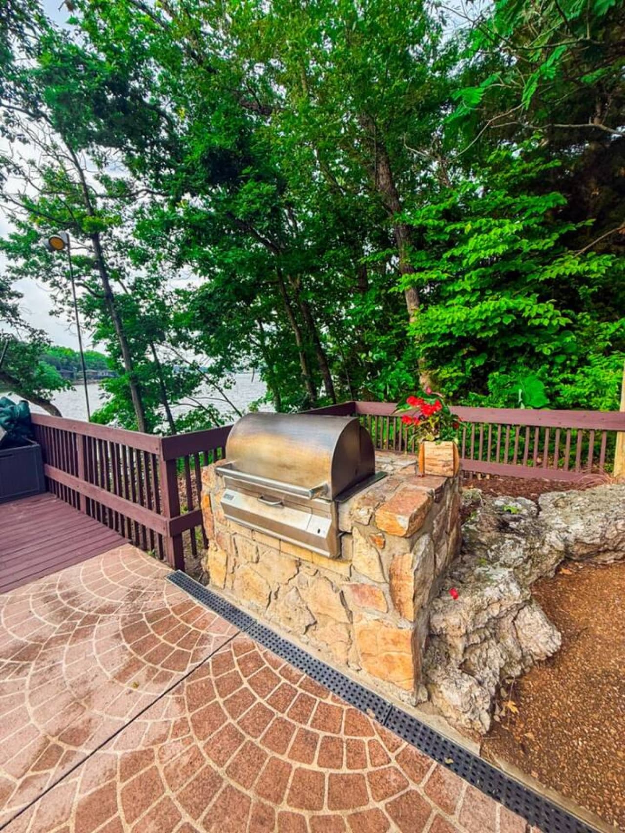Fire up the grill! Guests can use the shared grills near the pool while enjoying lakeside views—just check with the office first!