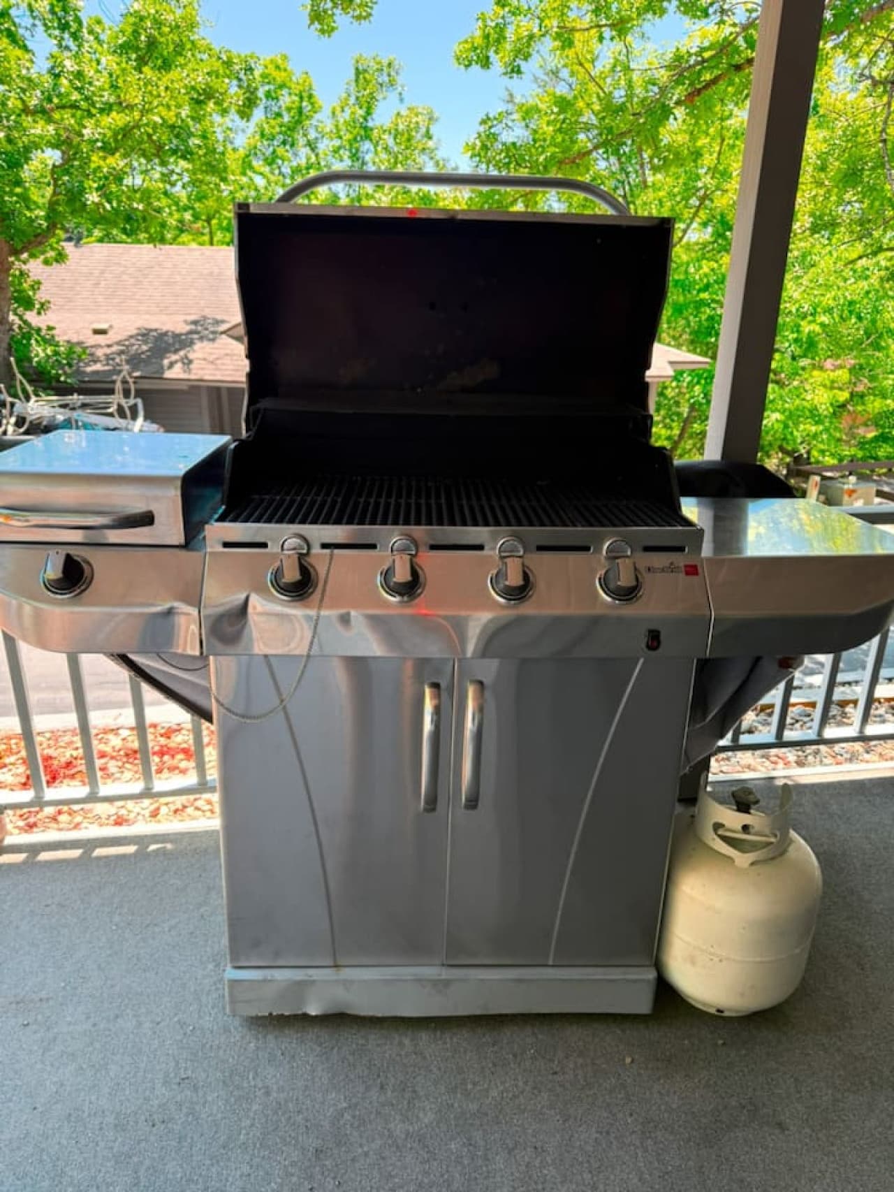 Fire up the fun with lakeview cookouts on your private grill—perfect for burgers, brats, and sunset vibes!