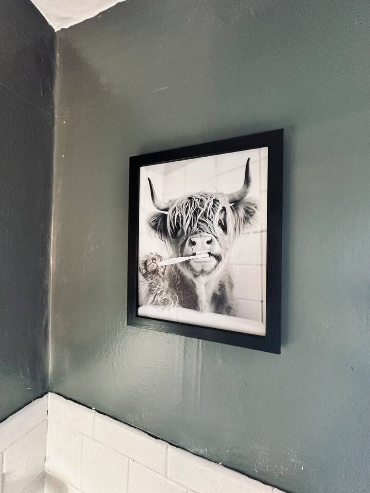 Even the cows brush their teeth here. Freshen up with a smile in our charming bathroom.