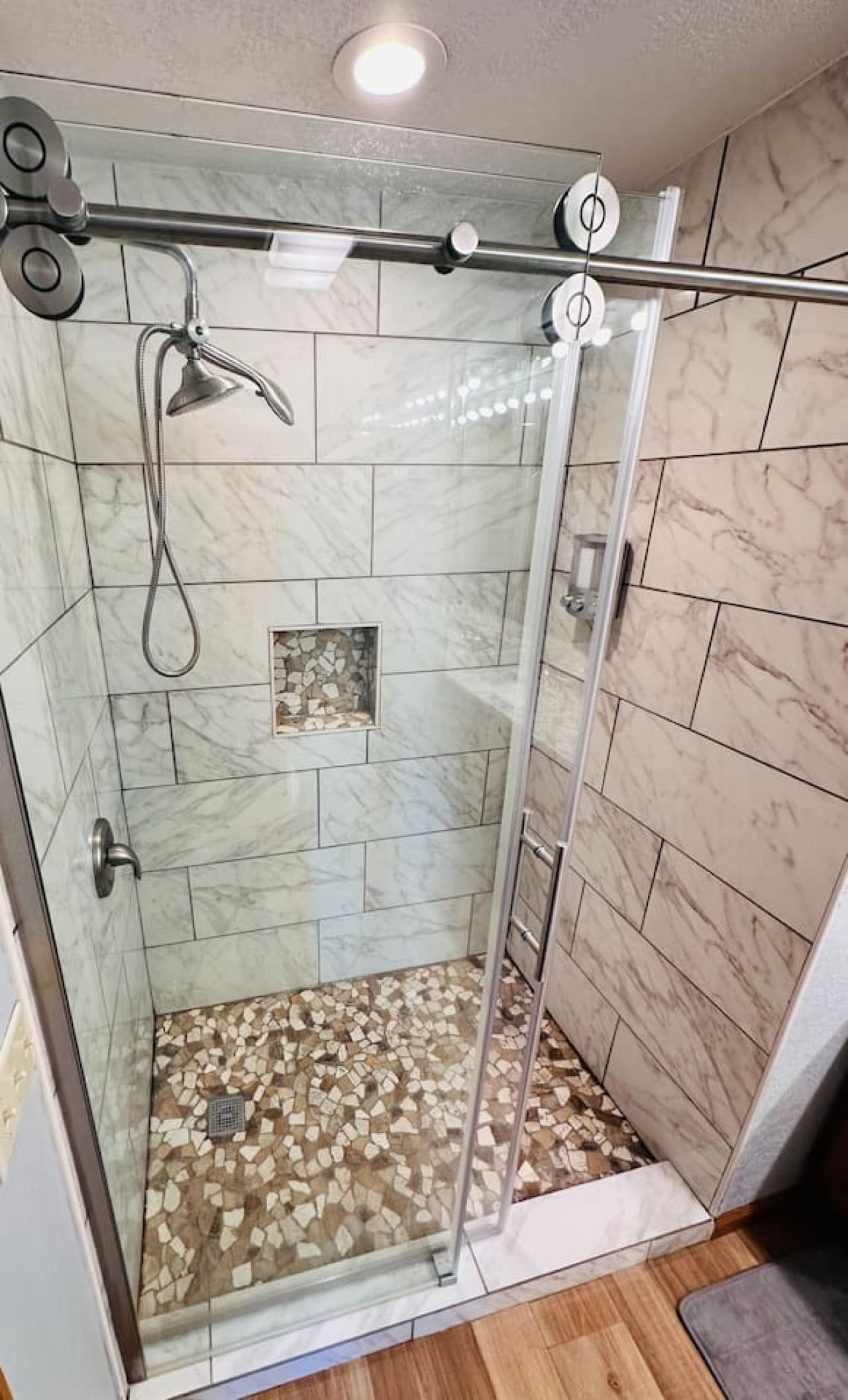 This detached bathroom offers plenty of space, making it ideal for groups or families.