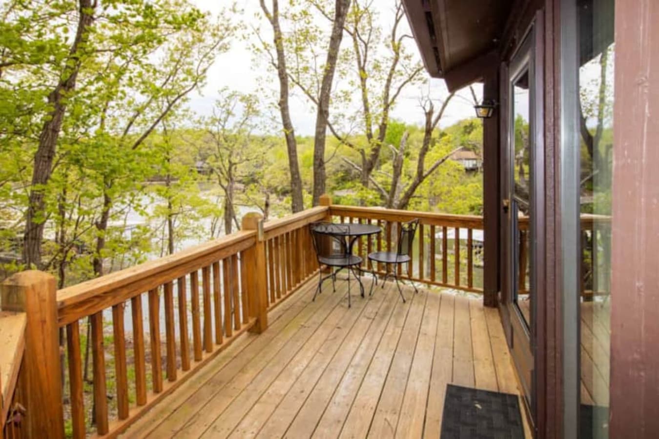 Unwind and soak in the tranquility of the Lake of the Ozarks from the comfort of your treetop balcony.
