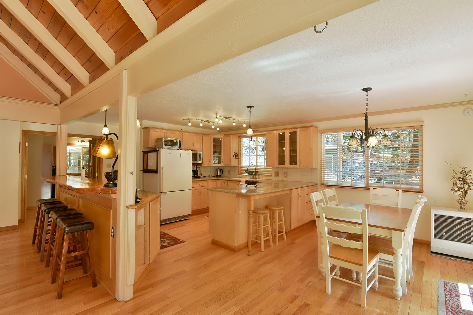 Full Kitchen with plenty of space.