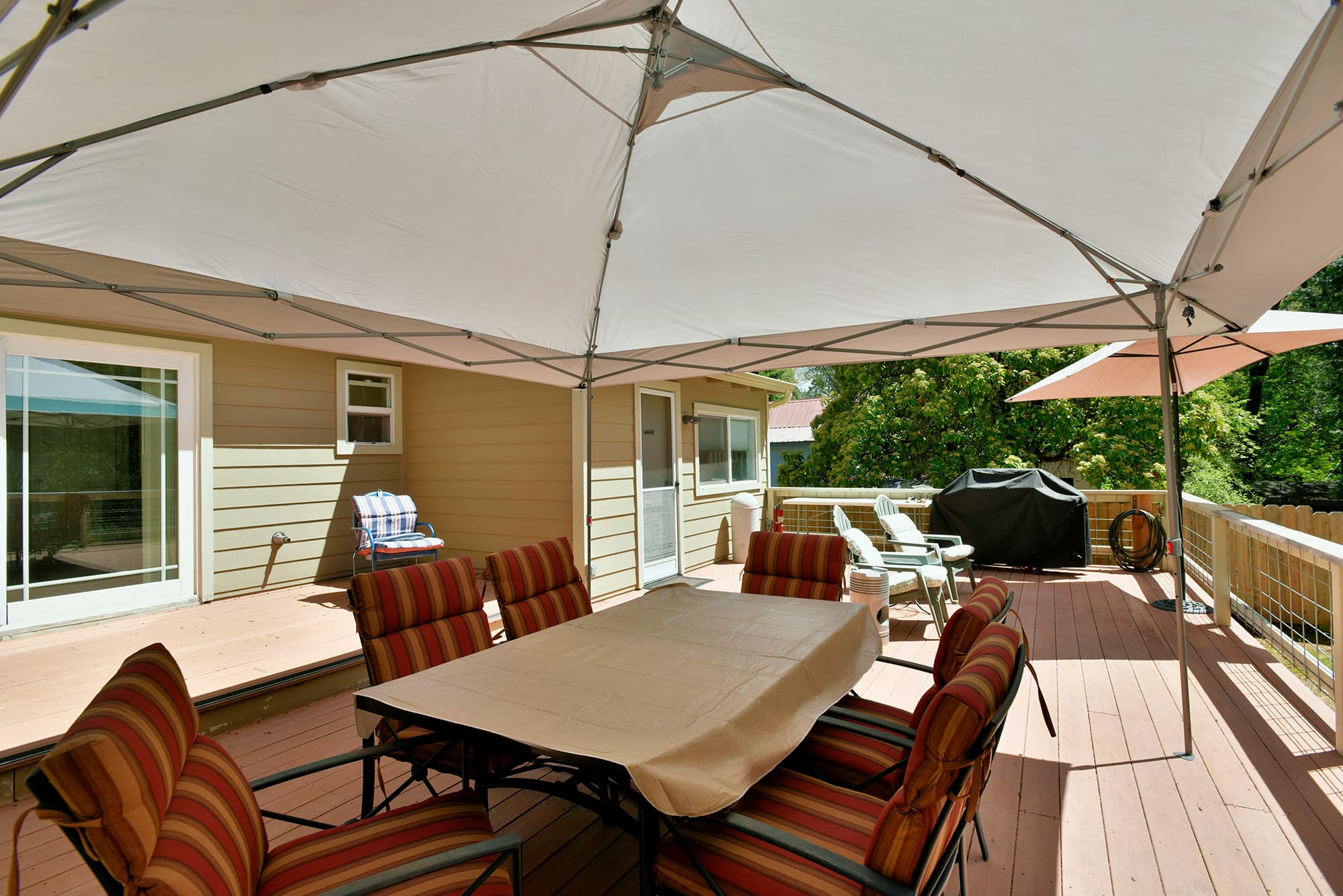 Great outdoor dining.