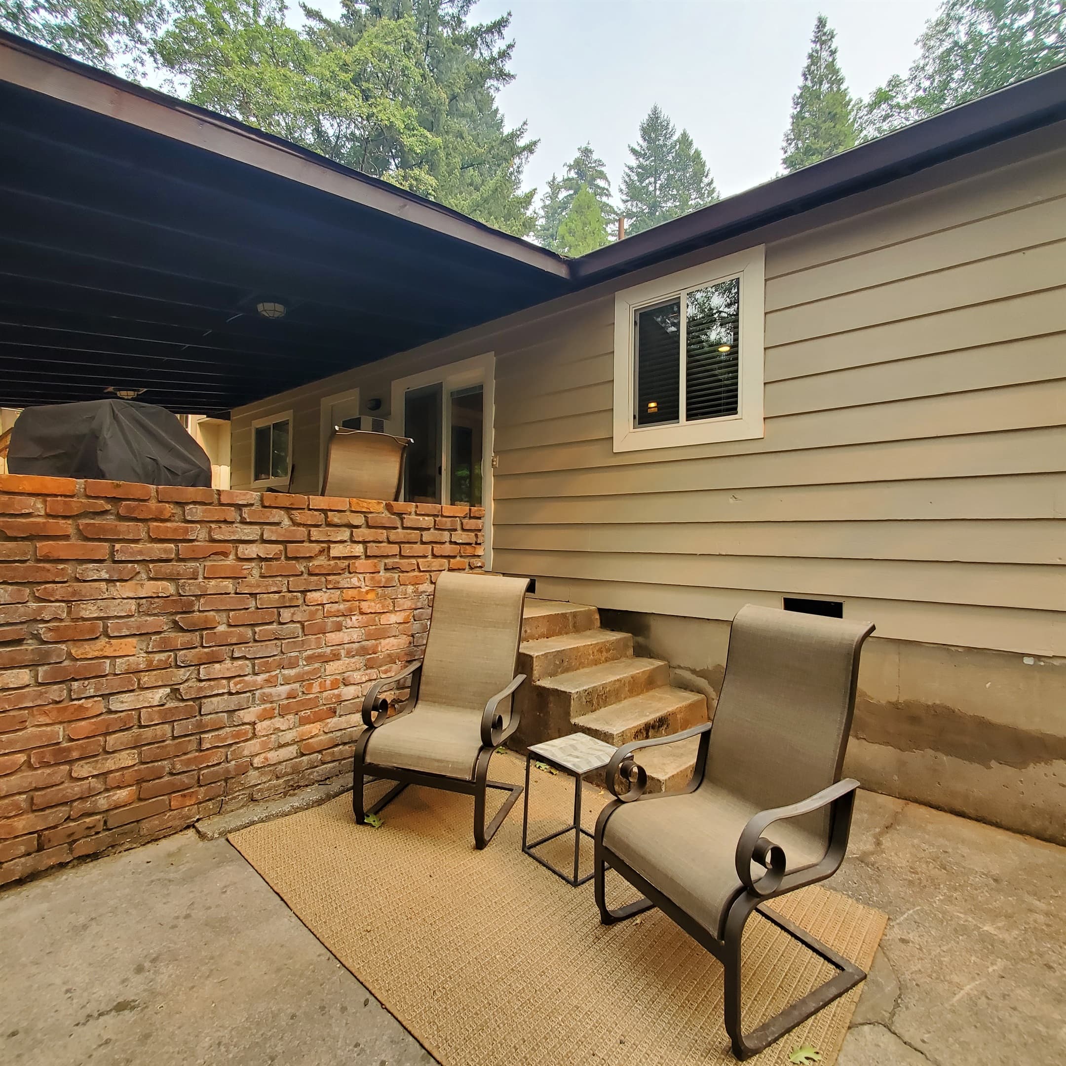 Lower sitting area.