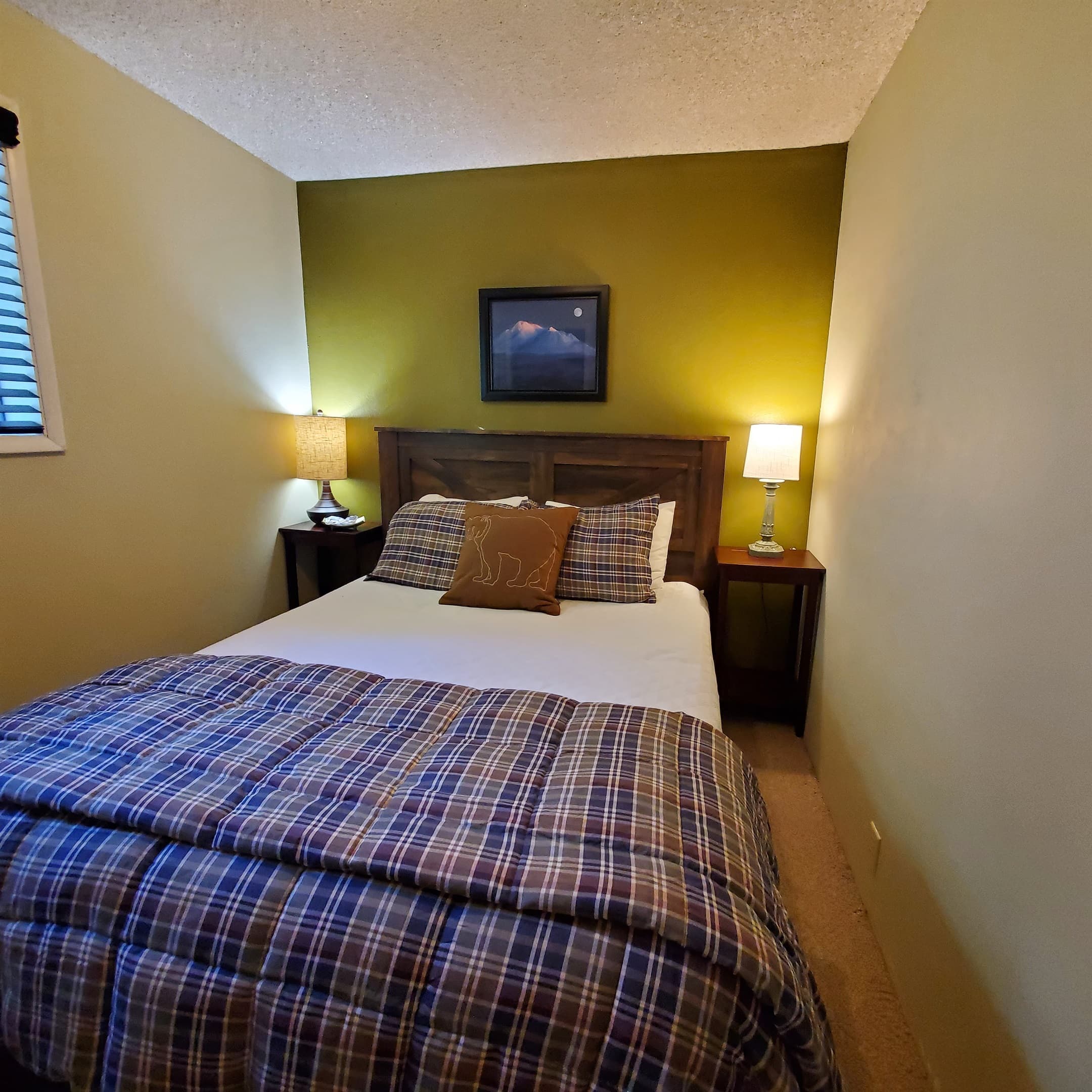 Main queen bed