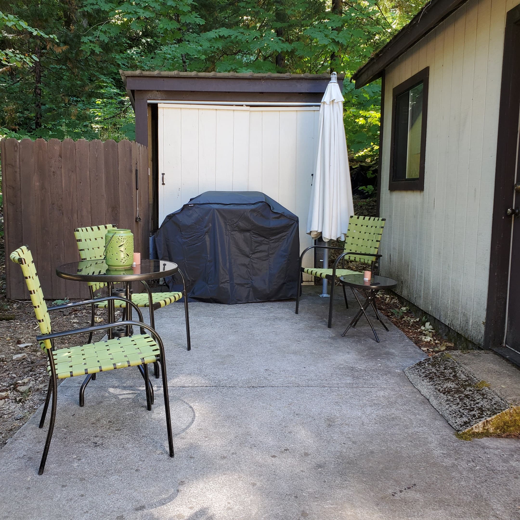 BBQ and dining on the patio