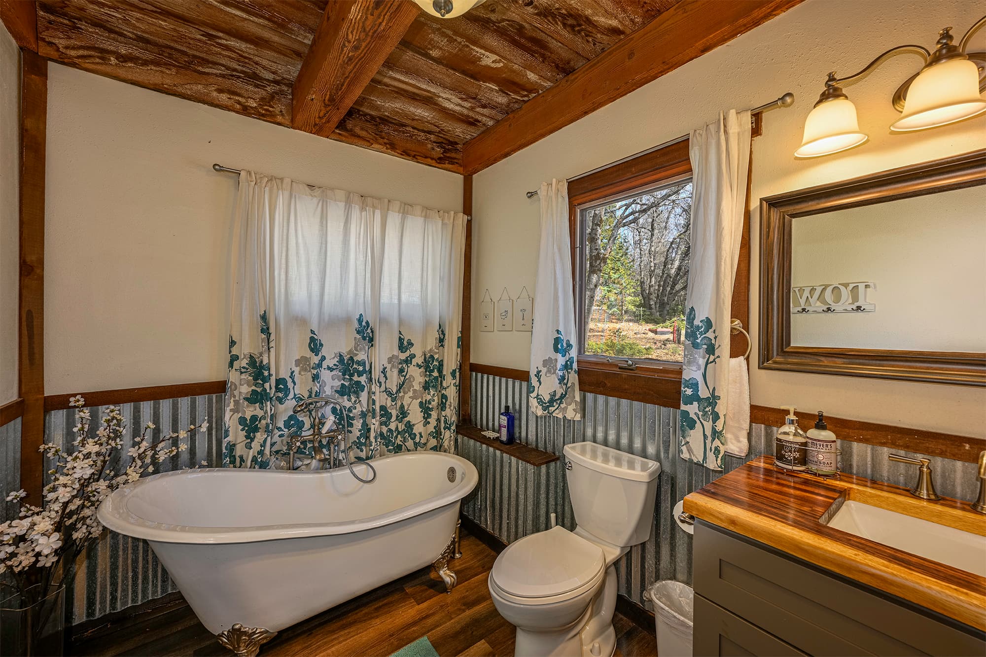 Middle Floor Bathroom