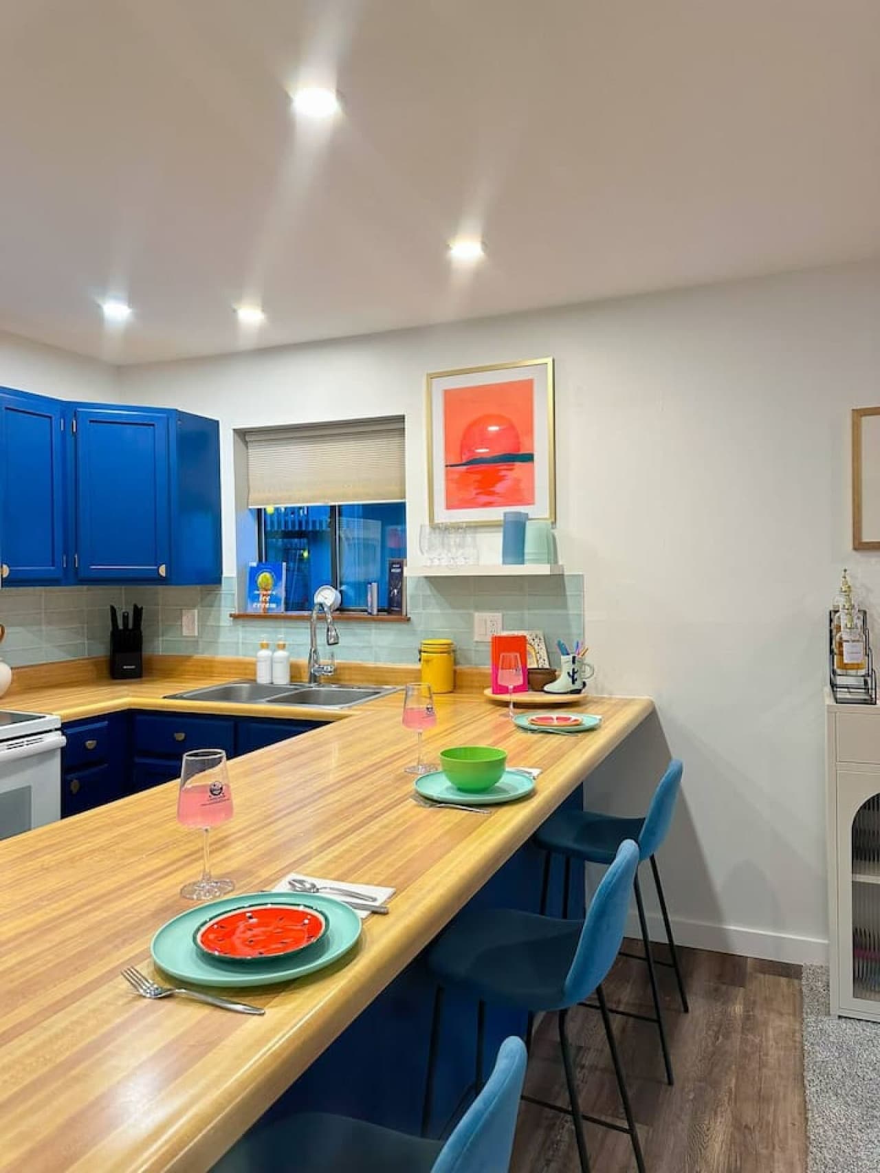 Enjoy meals at the counter or whip up a delicious dinner in the fully equipped kitchen—lakefront dining made easy.