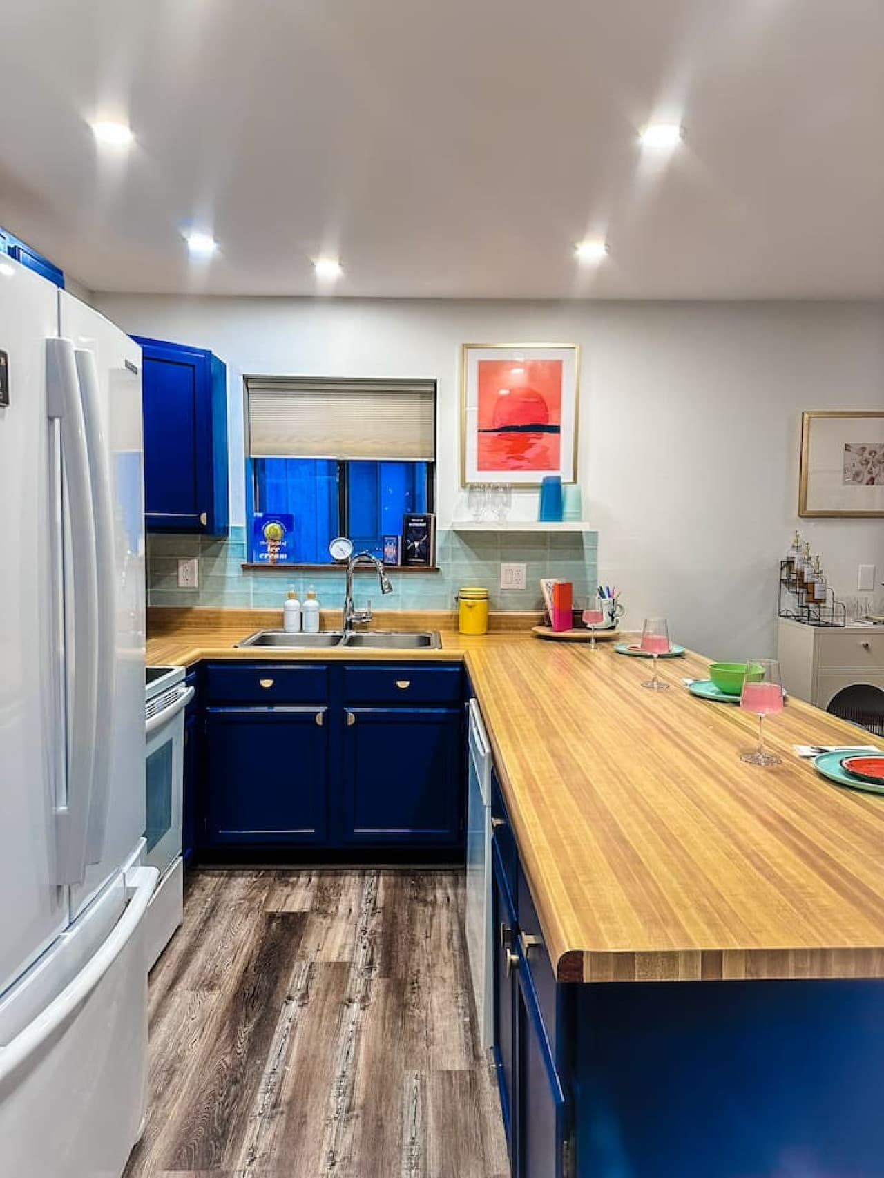 Modern meets homey in this well-lit and thoughtfully designed kitchen space.