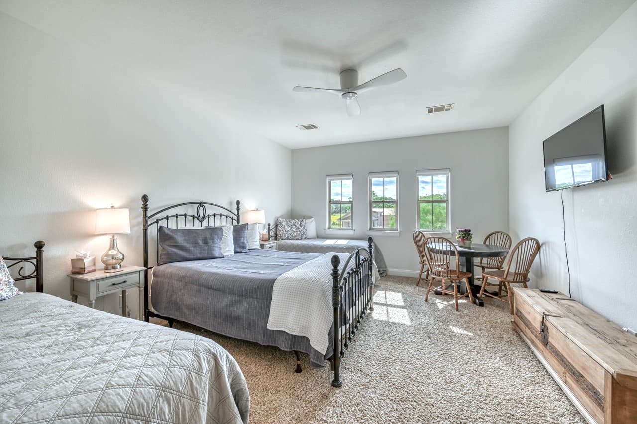 Open area - 2 twins and 1 queen bed
