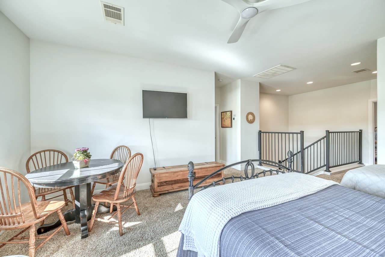 Open area - 2 twins and 1 queen bed