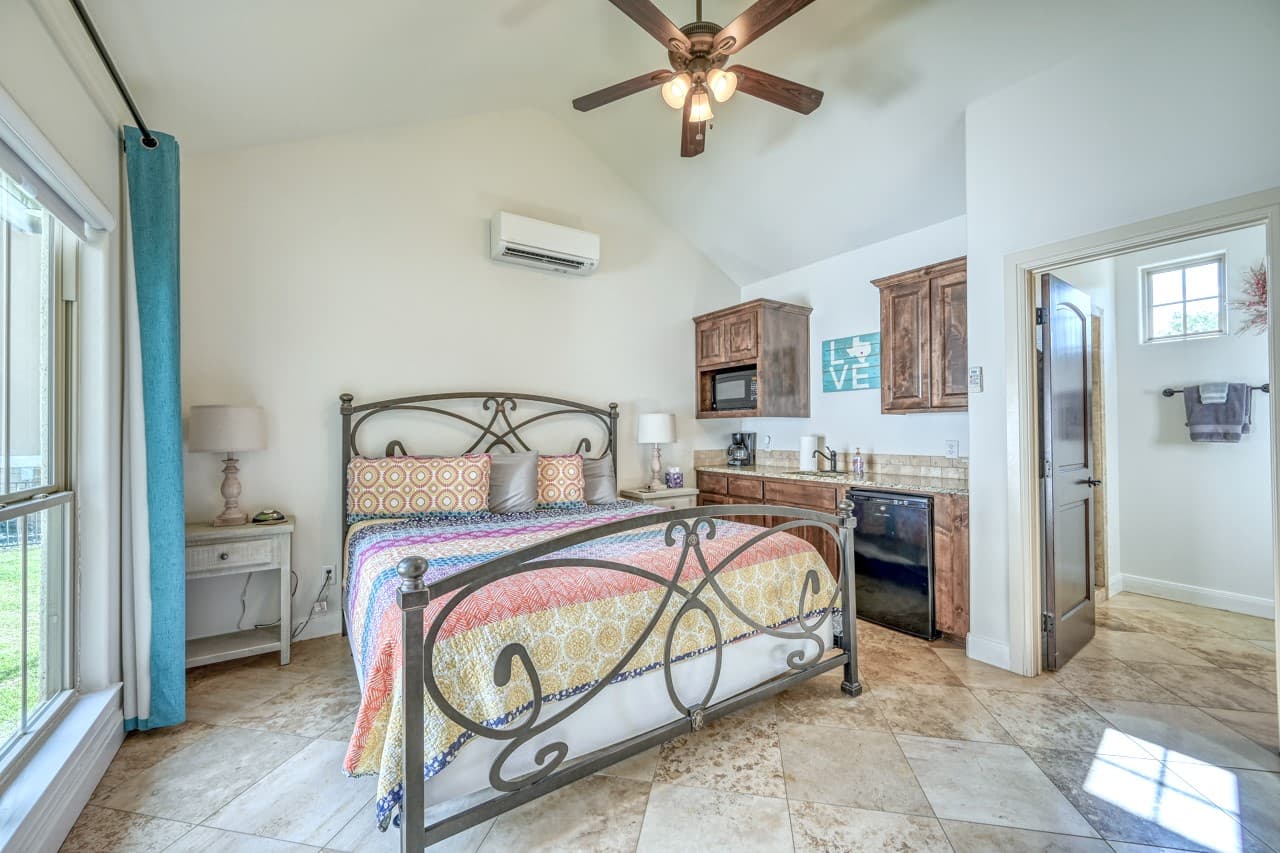 Guest House - King bed